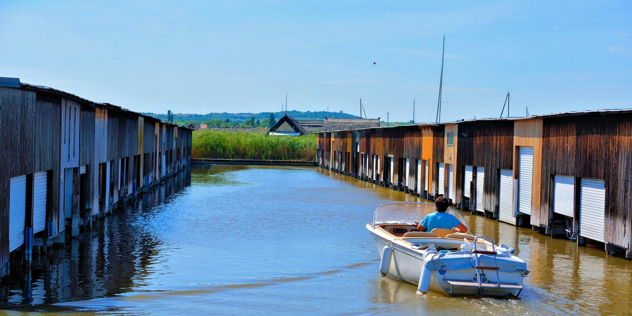 Bootshäuser aus Holz mit Booten am Neusiedlersee in Rust