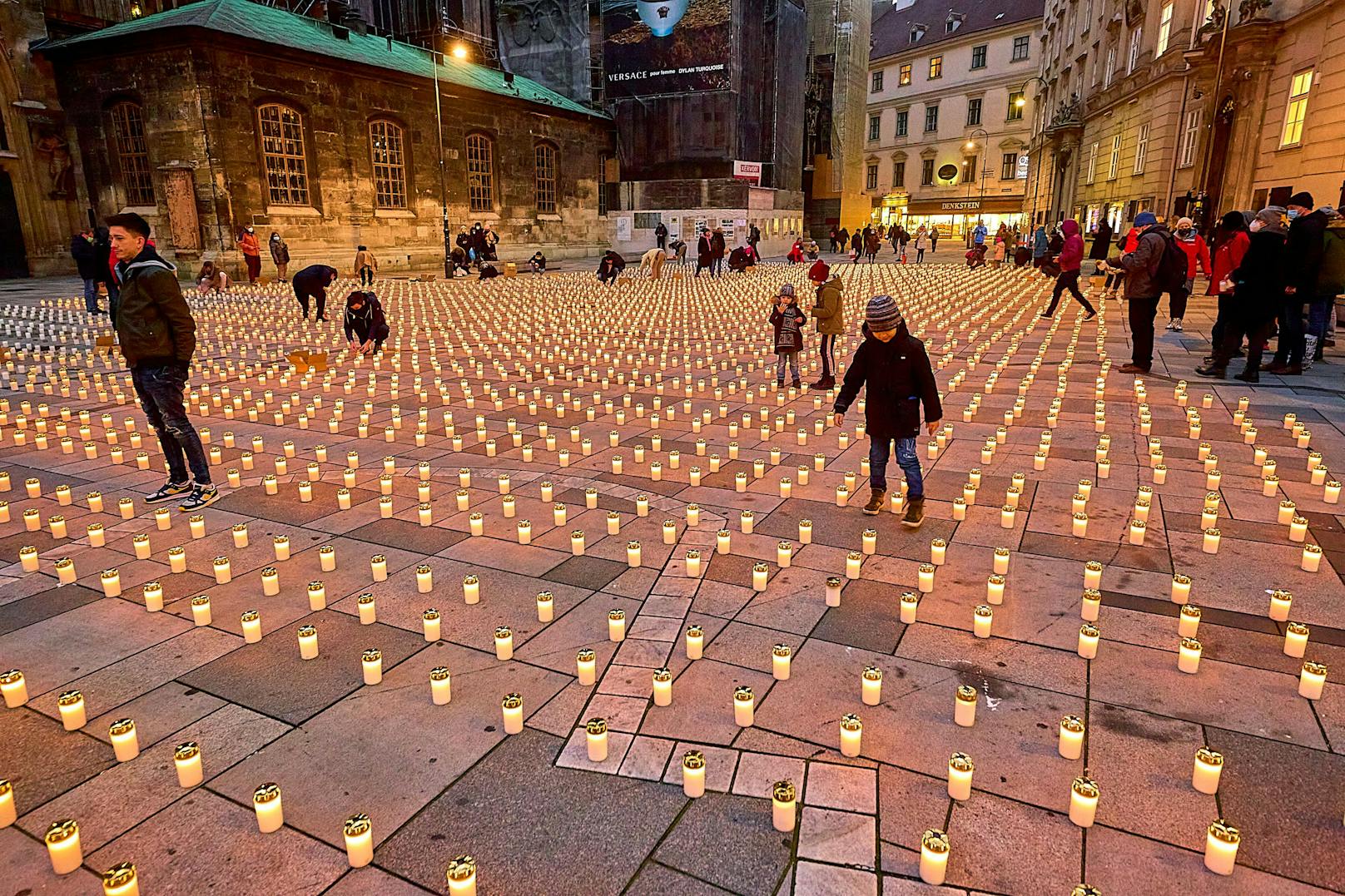 Am Freitag wurden von der Caritas vor dem Stephansdom 5.127 Lichter aufgestellt. Jede erinnert an einen Corona-Toten. 
