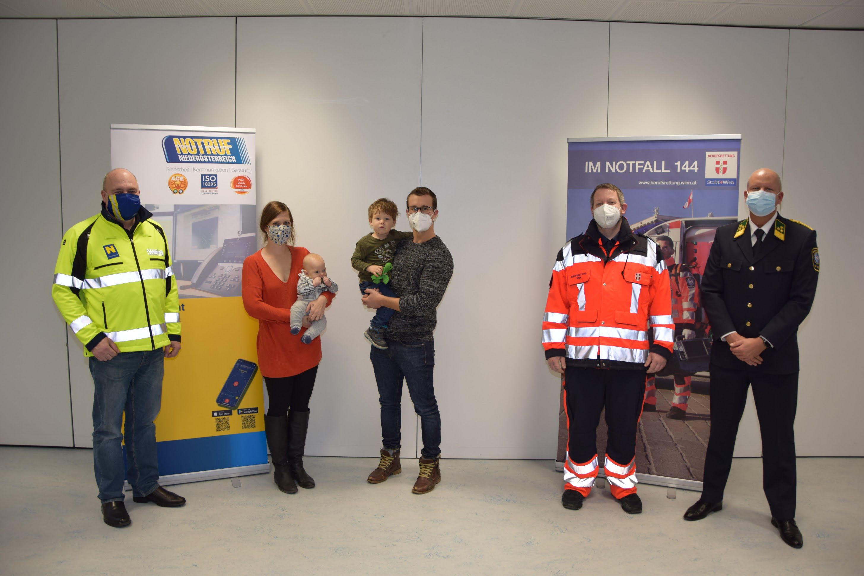Notruf NÖ Geschäftsführer Christof Chwojka, Sandra & Christoph Kafka mit Sohn Ben und Baby Noah, Markus Pellinger und Leitstellenleiter Patrick Glaninger.