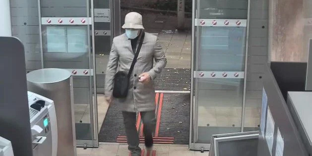 Nach diesen mutmaßlichen Tätern wird gefahndet.