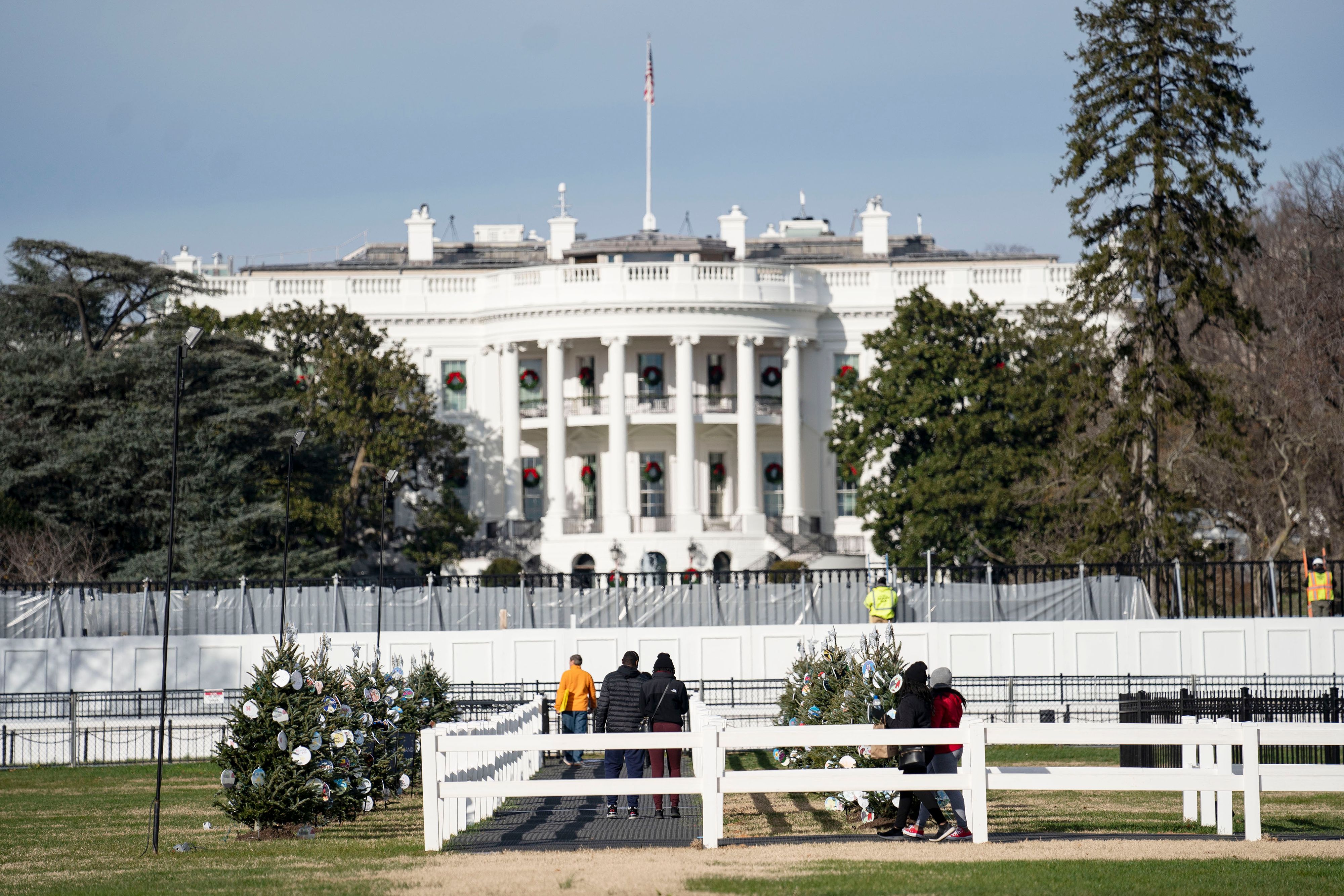 Download von www.picturedesk.com am 18.12.2020 (08:47).  (201203) -- WASHINGTON, Dec. 3, 2020 (Xinhua) -- People are seen near the White House in Washington, D.C., the United States, on Dec. 3, 2020. The number of COVID-19 cases in the United States surpassed 14 million on Thursday, according to the Center for Systems Science and Engineering at Johns Hopkins University. (Xinhua/Liu Jie).Xinhua News Agency / eyevine :...http://. - 20201203_PD11256 - Rechteinfo: Rights Managed (RM)