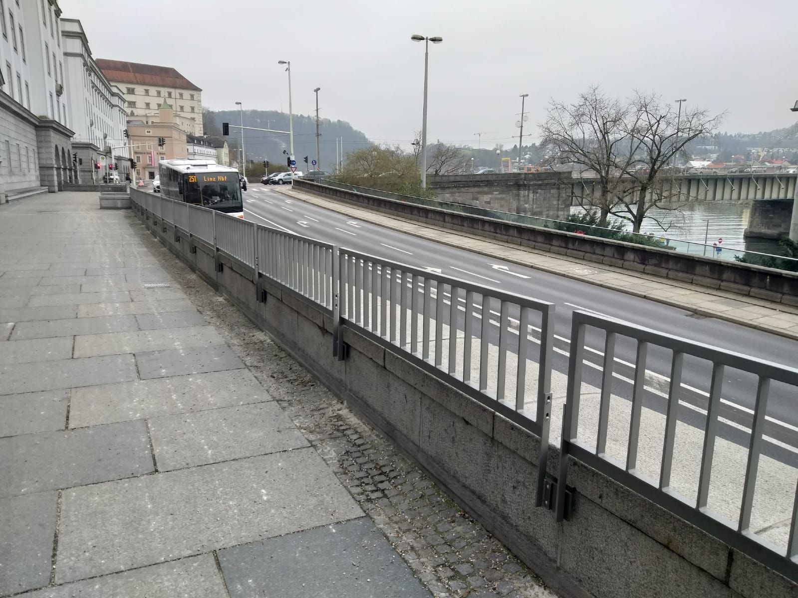 Nach zwei Jahren hat die Kunstuni endlich das benötigte Geländer.