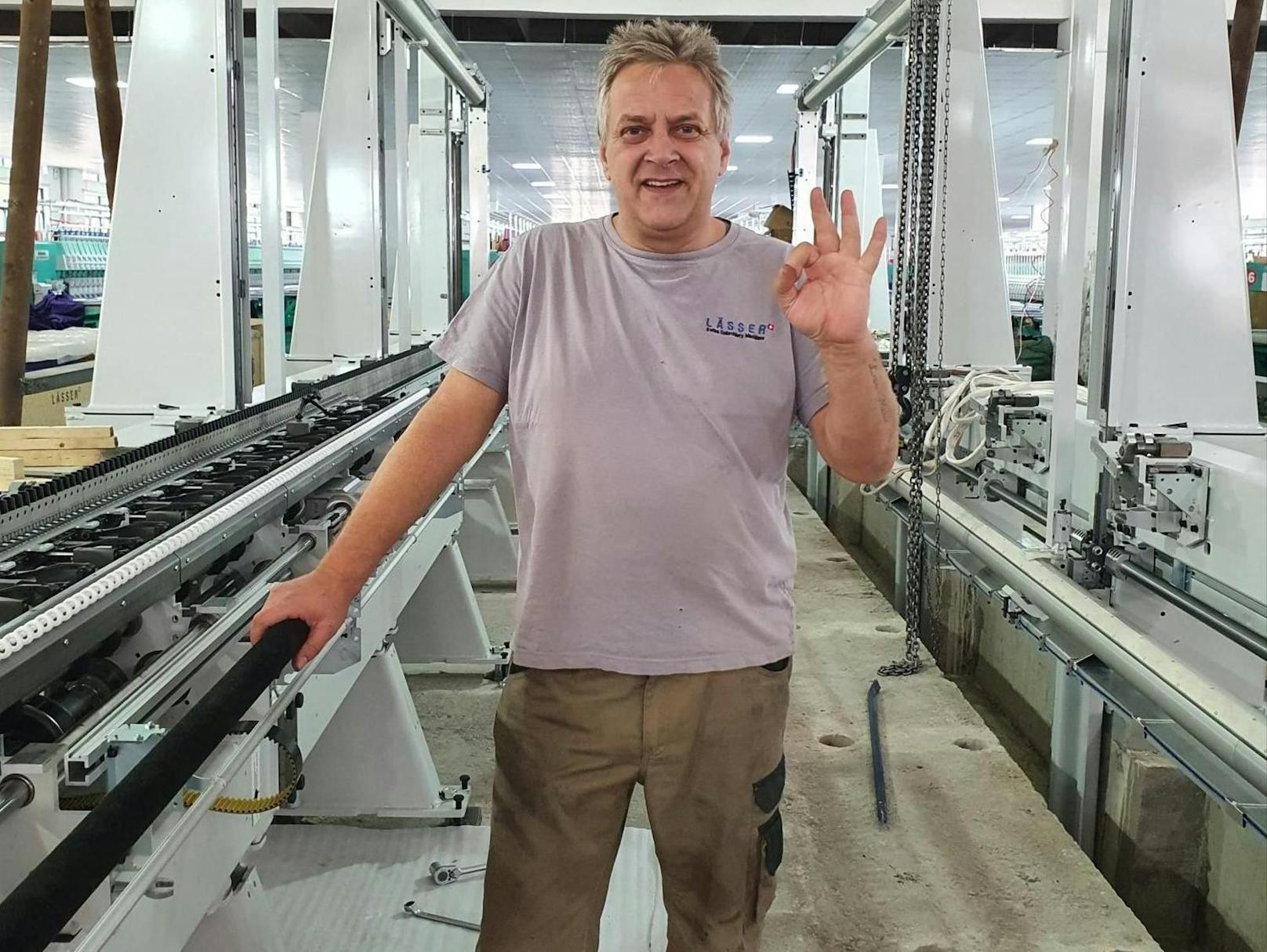 Mottl arbeitet für einen Textilmaschinen-Hersteller als Techniker. Er hat in China eine Stickmaschine aufgebaut.