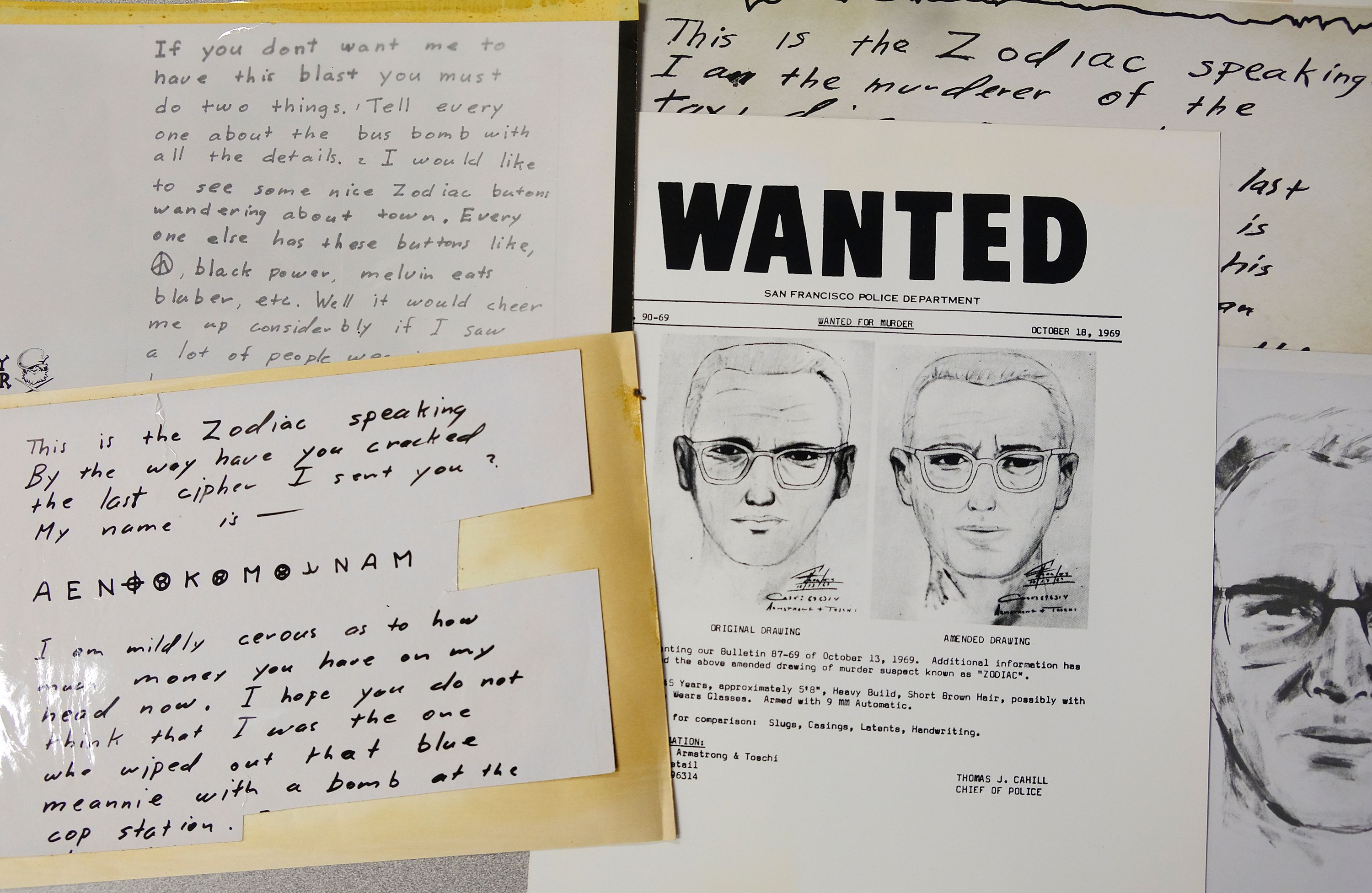 Download von www.picturedesk.com am 18.12.2020 (08:32).  FILE - In this May 3, 2018, file photo, a San Francisco Police Department wanted bulletin and copies of letters sent to the San Francisco Chronicle by a man who called himself Zodiac are displayed in San Francisco. A coded letter mailed to a San Francisco newspaper by the Zodiac serial killer in 1969 has been deciphered by a team of amateur sleuths from the United States, Australia and Belgium, the San Francisco Chronicle reported Friday, Dec. 11, 2020. (AP Photo/Eric Risberg, File) - 20180503_PD14332 - Rechteinfo: Rights Managed (RM)