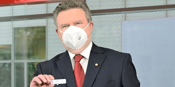 Bürgermeister Michael Ludwig mit einem negativen Test in der Messe Wien