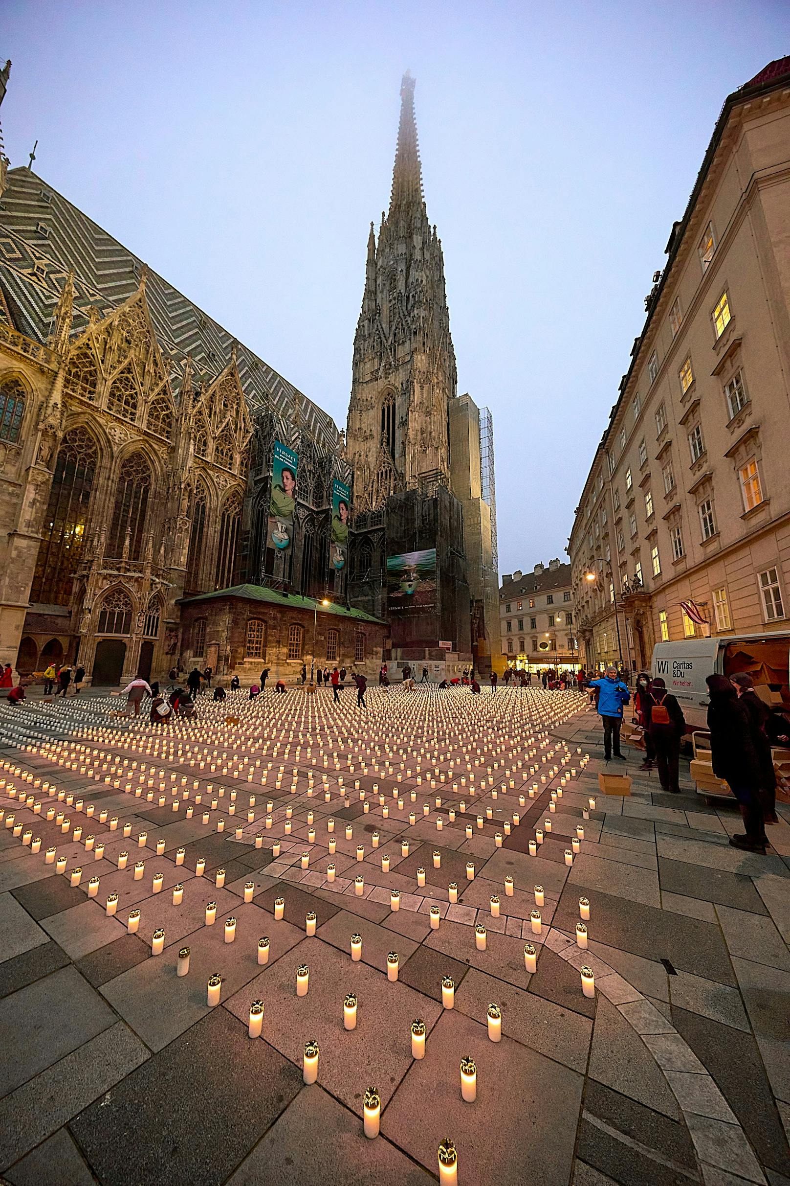 Am Freitag wurden von der Caritas vor dem Stephansdom 5.127 Lichter aufgestellt. Jede erinnert an einen Corona-Toten. 