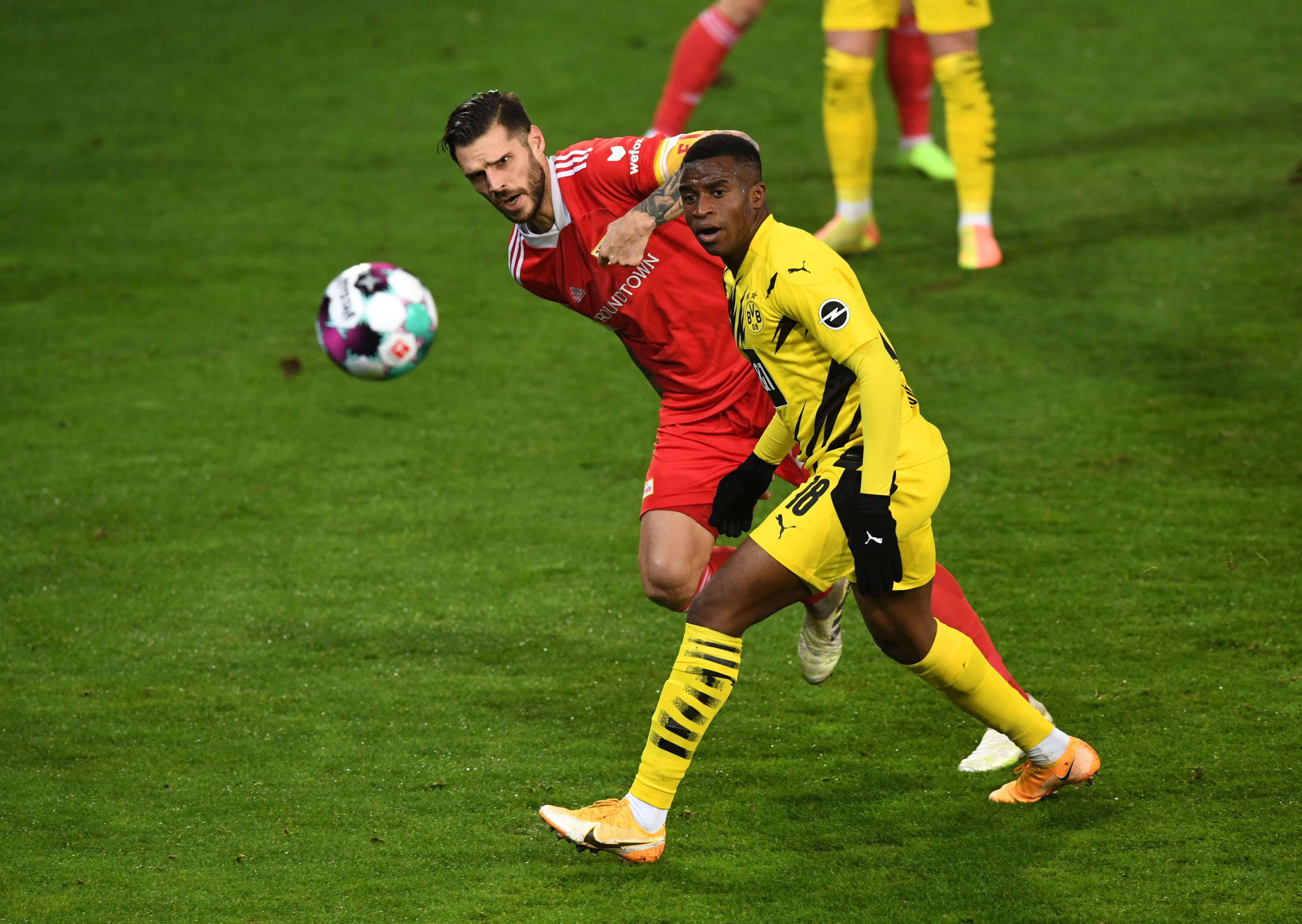 Youssoufa Moukoko trifft für Dortmund. 