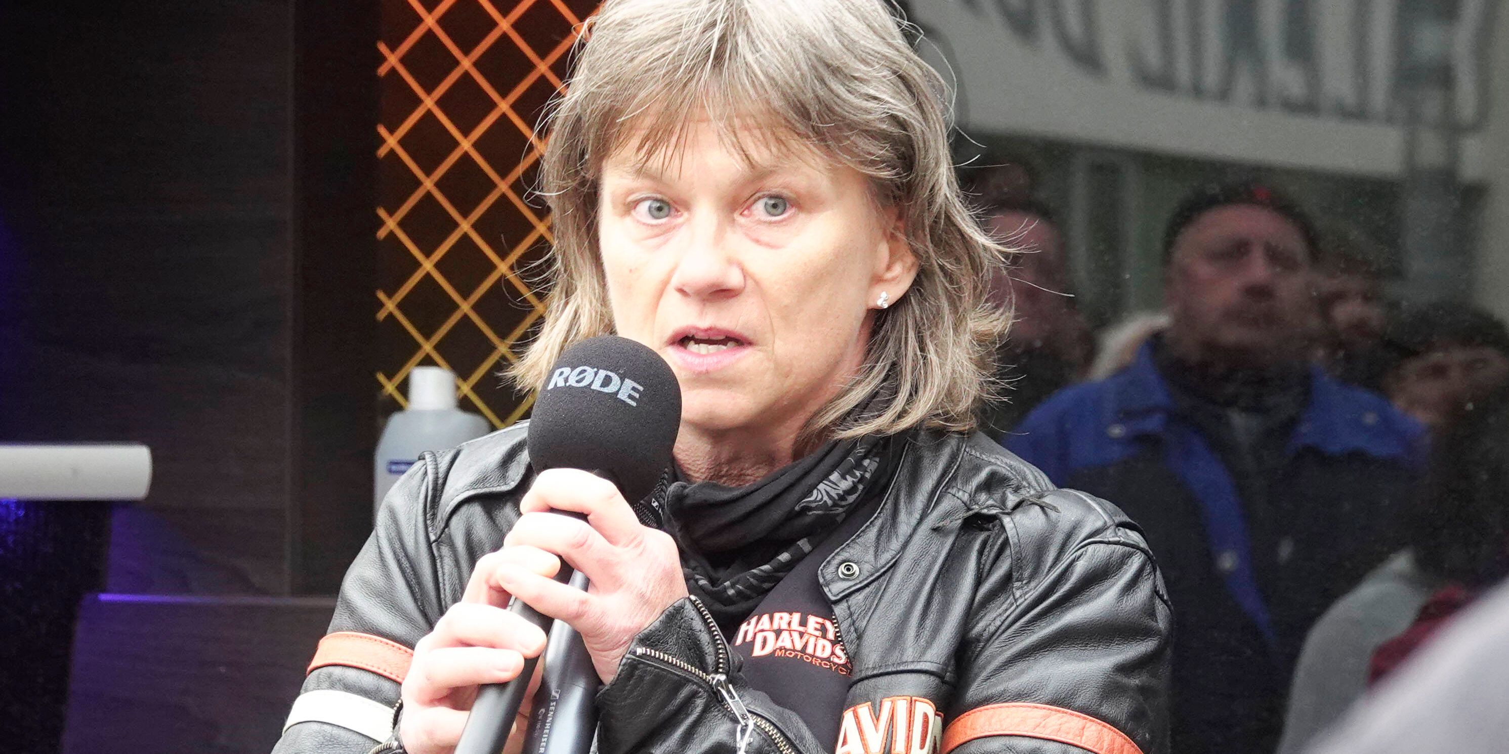 Gerlind Läger bei einer Corona-Demo in Chemnitz