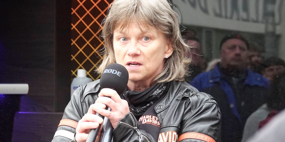 Gerlind Läger bei einer Corona-Demo in Chemnitz