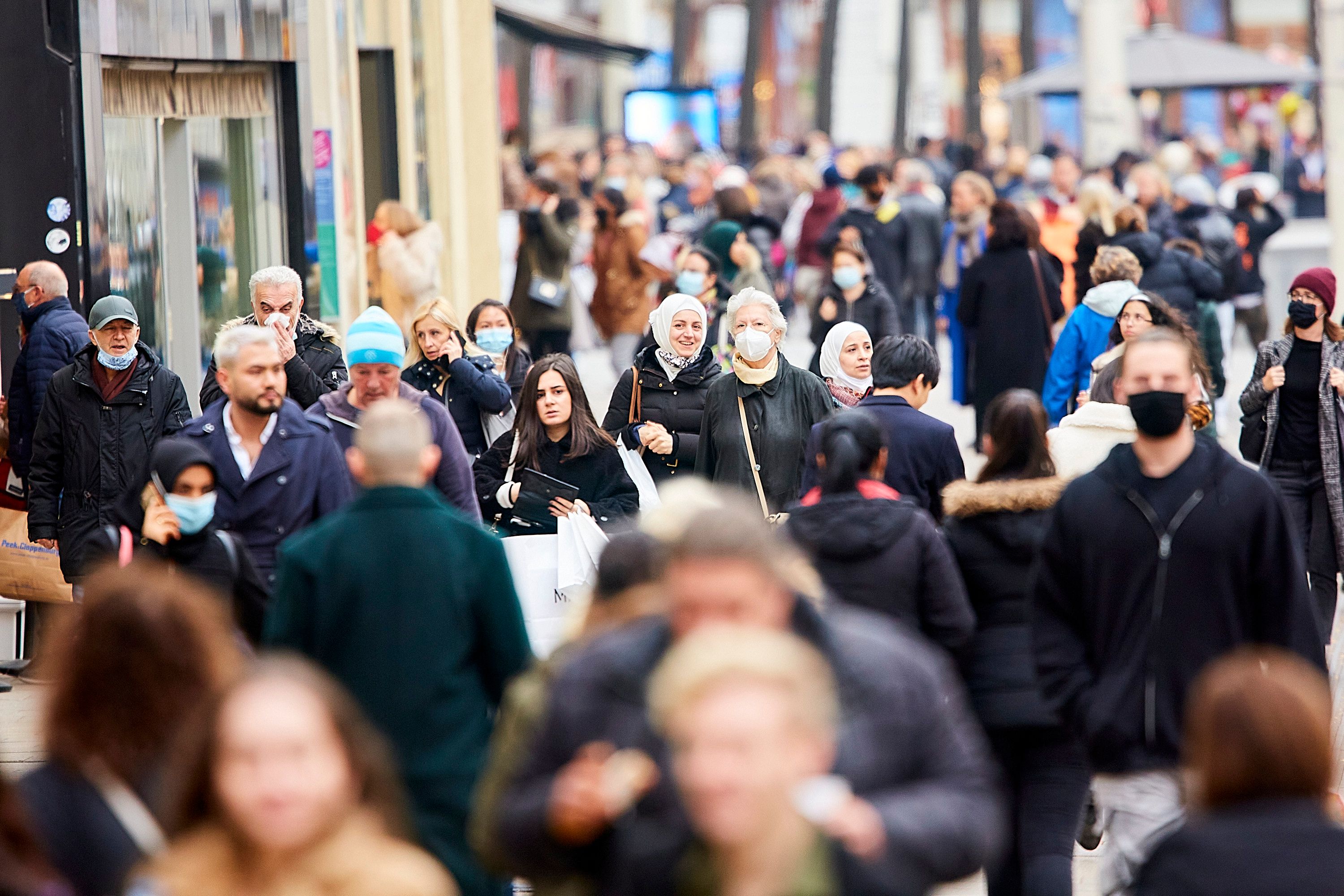 Viel Betrieb in der Mariahilfer Straße am letzten Einkaufstag vor dem zweiten Lockdown, 16. November 2020