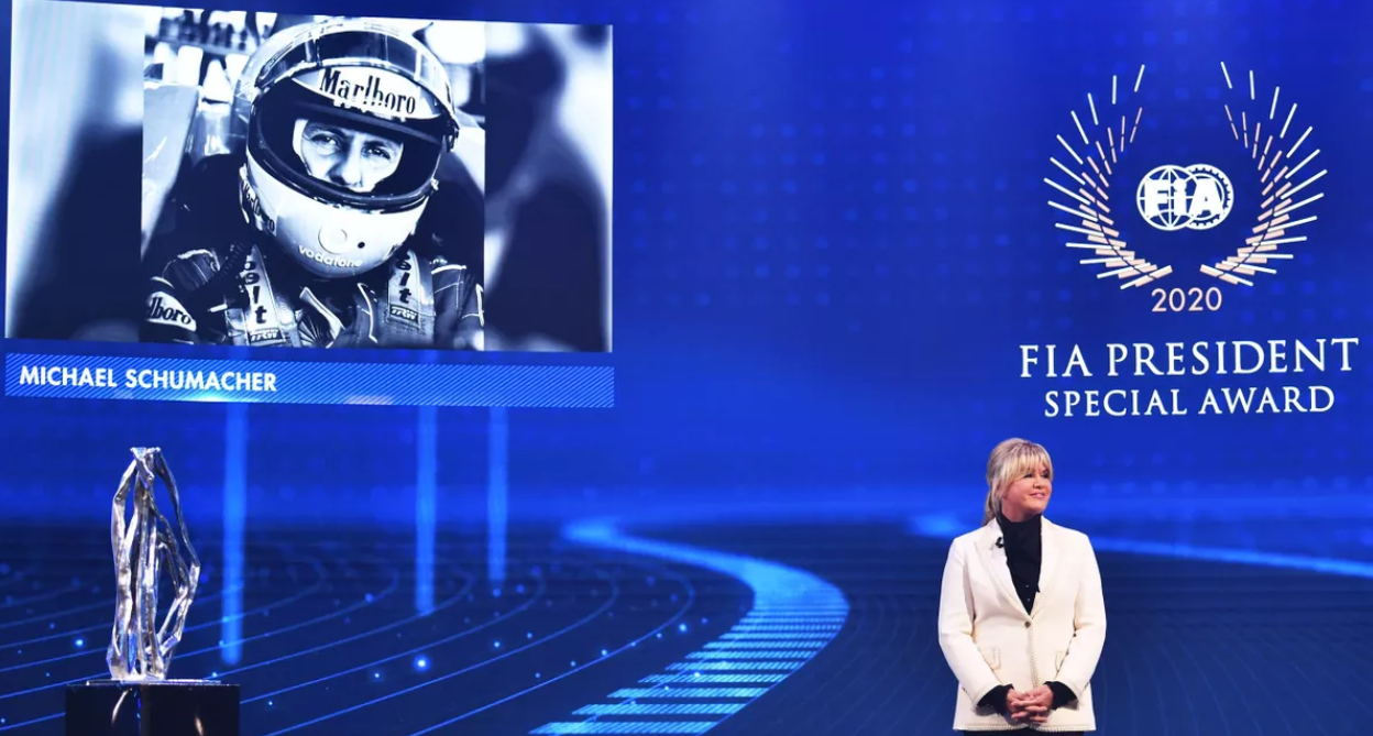 Corinna Schumacher nimmt den Preis entgegen