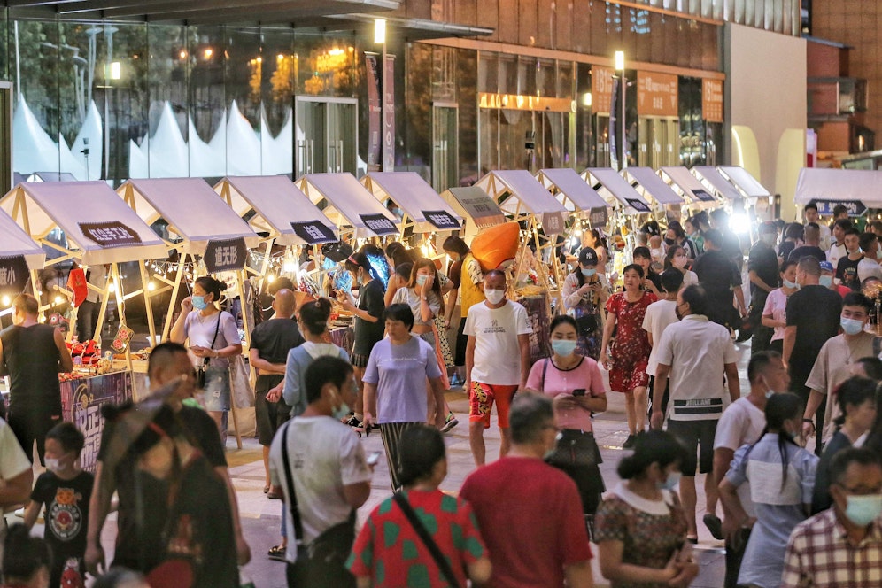 Menschenandrang auf einen Markt in der chinesischen Stadt Wuhan am 27. August 2020