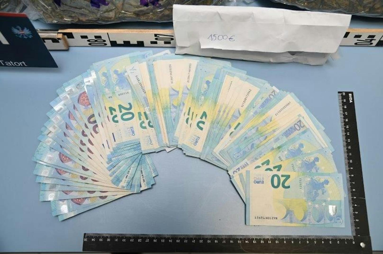 Außerdem stellten die Beamten rund 1.700 Euro Bargeld sicher.