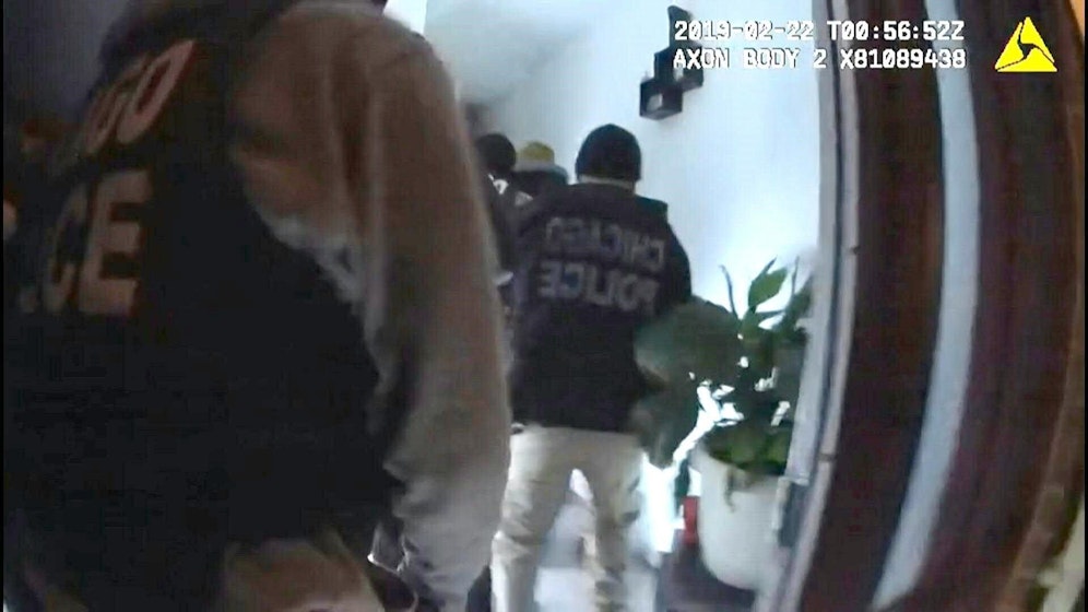 Das Video wirft Fragen zum Vorgehen der Polizisten auf.