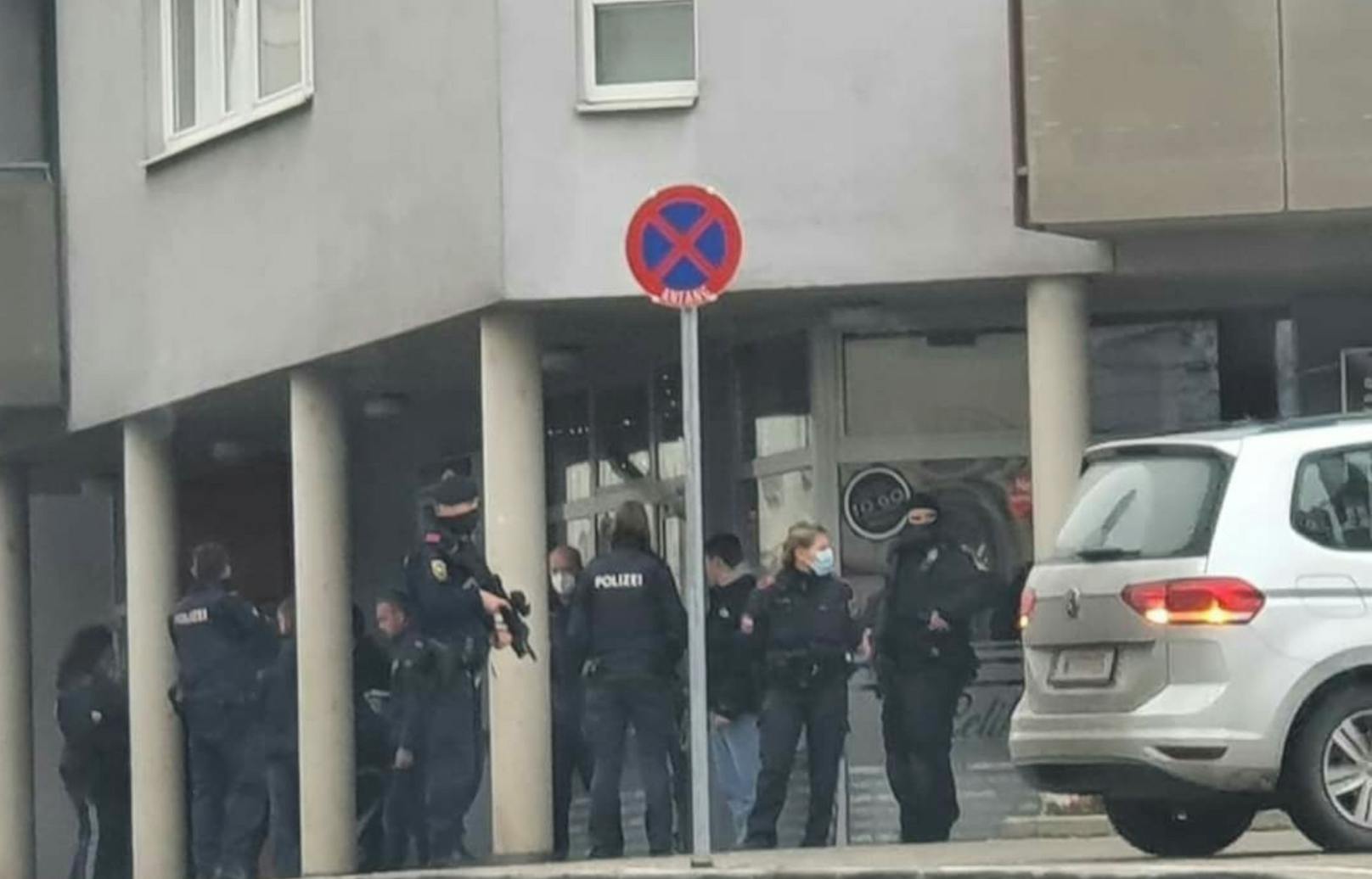 Schwer bewaffnete Polizisten in Wr. Neustadt