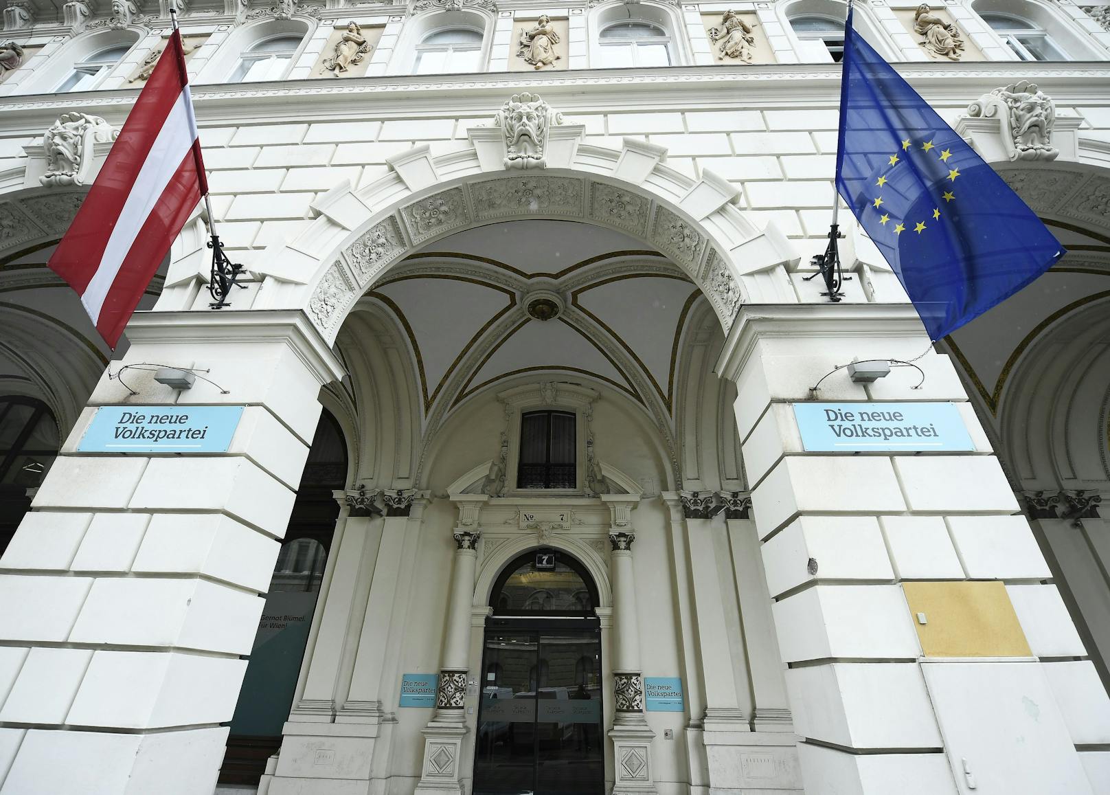 Blick auf den Eingang zur ÖVP-Parteizentrale in der Lichtenfelsgasse in Wien.