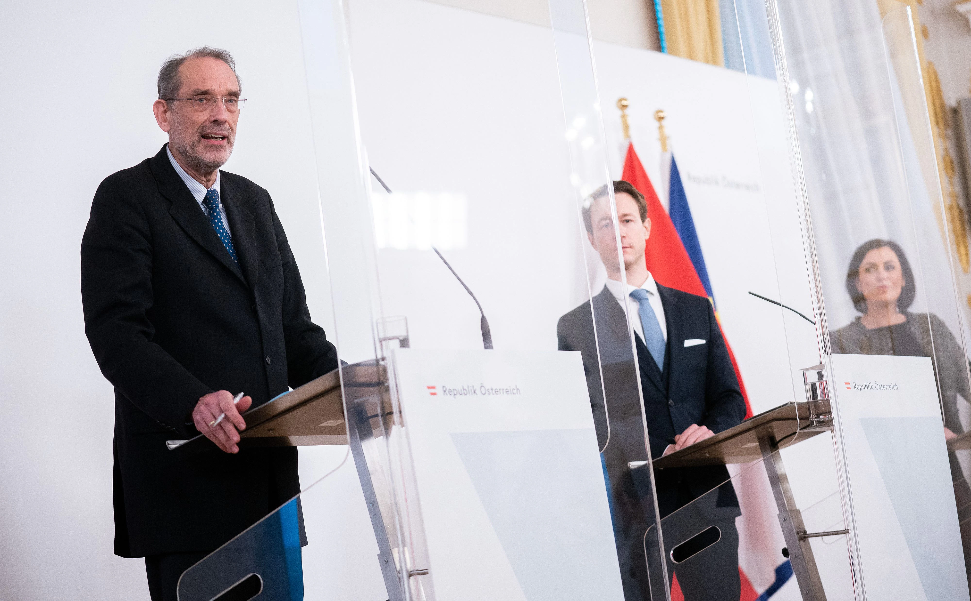 Bildungsminister Heinz Faßmann (ÖVP), Finanzminister Gernot Blümel (ÖVP) und Tourismusministerin, Elisabeth Köstinger (ÖVP) während einer gemeinsamen Pressekonferenz am 2. Dezember 2020