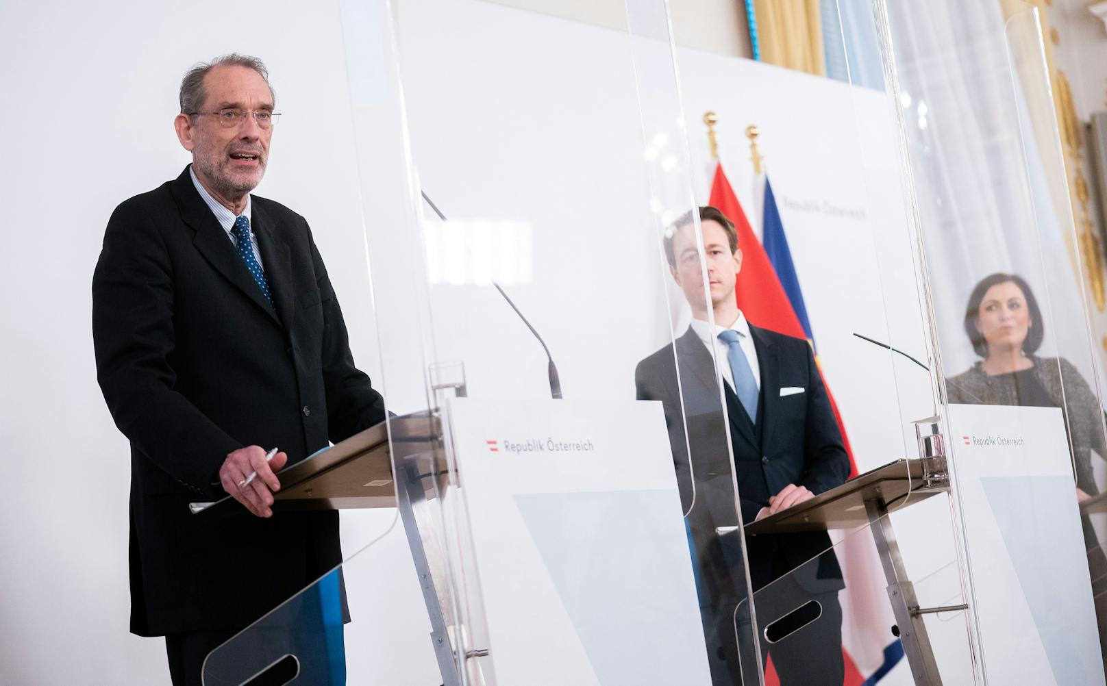 Bildungsminister Heinz Faßmann (ÖVP), Finanzminister Gernot Blümel (ÖVP) und Tourismusministerin Elisabeth Köstinger (ÖVP) während einer gemeinsamen Pressekonferenz am 2. Dezember 2020