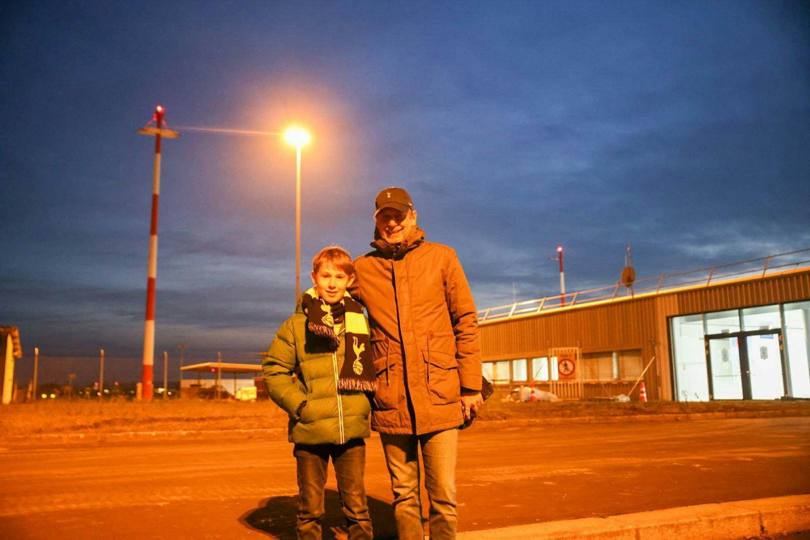Christian (51) und sein elfjähriger Sohn Julian aus Marchtrenk warteten lange, um die Star-Kicker zu sehen.
