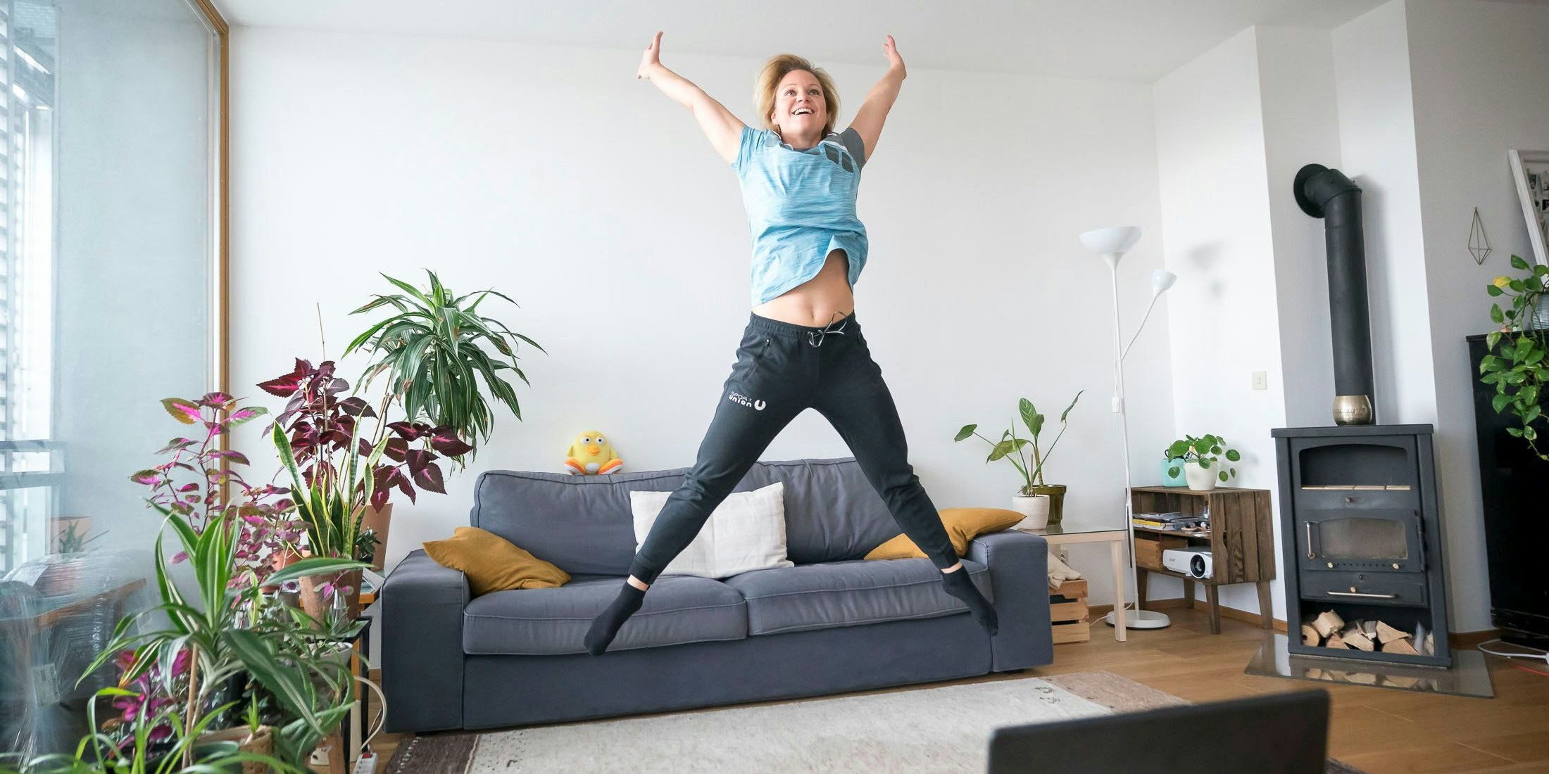 Sportunion-Trainerin Petra bei der täglichen Turnstunde