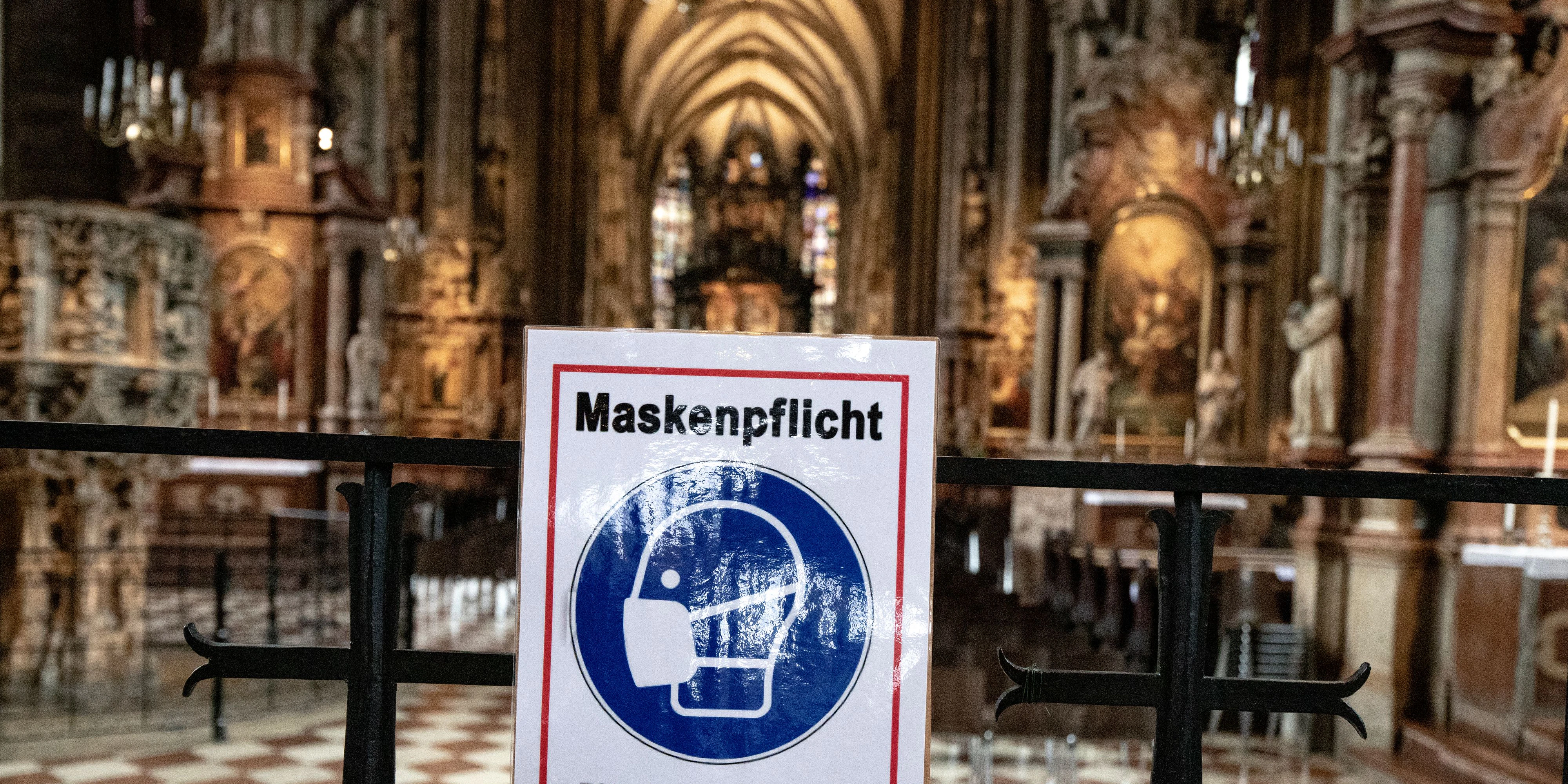 Download von www.picturedesk.com am 02.12.2020 (12:44).  In Stephansdom in Wien besteht Maskenpflicht. Im Bild: Schild mit dem Hinweis auf die Maskenpflicht. Aufschrift: ,, Bitte tragen Sie einen Mund-Nasen-Schutz". Wien, Österreich. Oktober 2020 - 20201023_PD13411 - Rechteinfo: Rights Managed (RM)