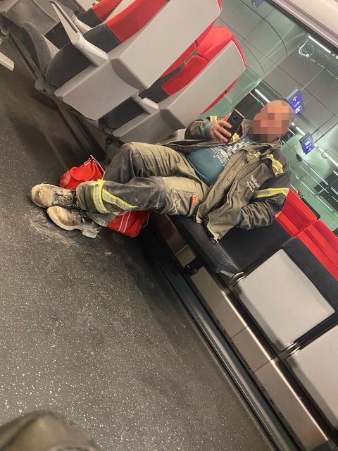 Der Mann setzte seine Maske in den Öffis einfach ab.