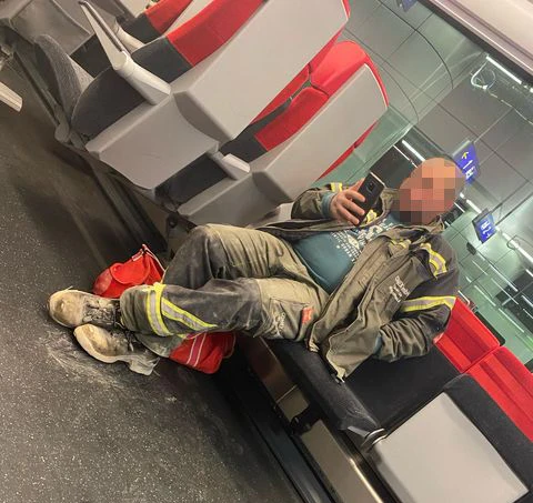 Der Mann setzte seine Maske in den Öffis einfach ab.