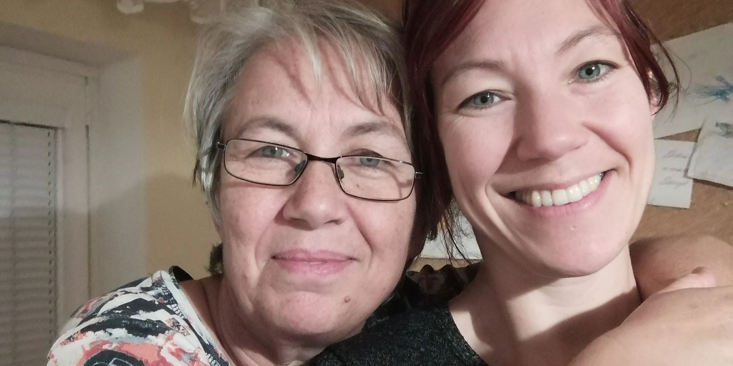 Karin (r.) beschenkt Mama Elisabeth (l.)