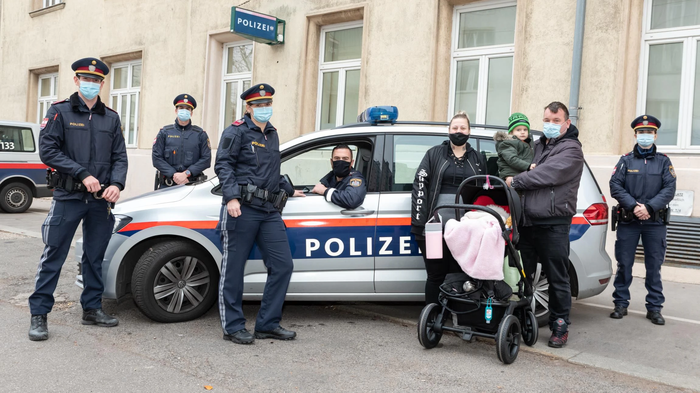 Für die Polizisten gab es ein rührendes Wiedersehen mit Baby Melody Hope