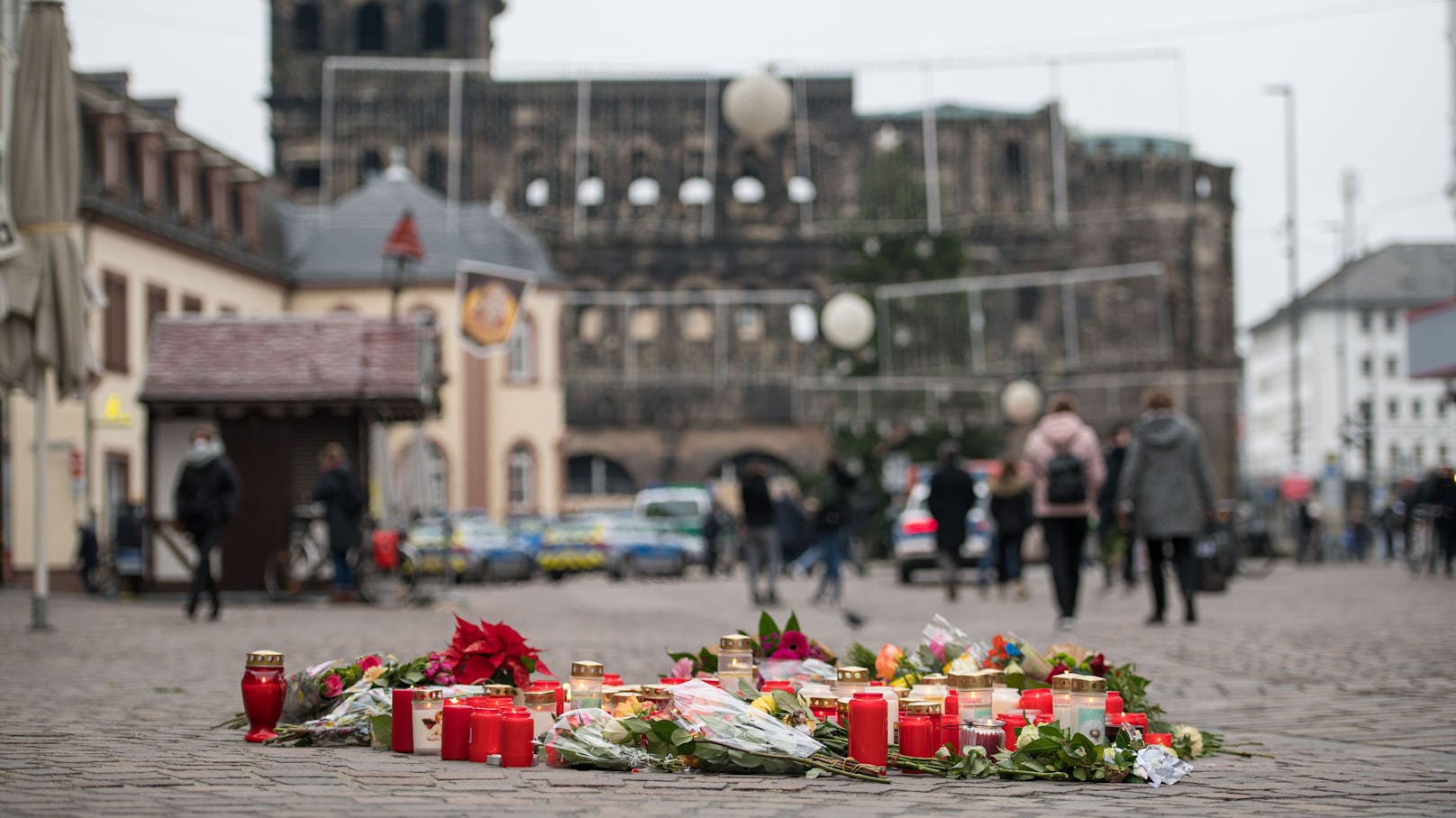 Bei einem bewegenden Gedenken am Trierer Wahrzeichen Porta Nigra haben Hunderte Menschen in Deutschland der Opfer der Todesfahrt vom Dienstag gedacht.