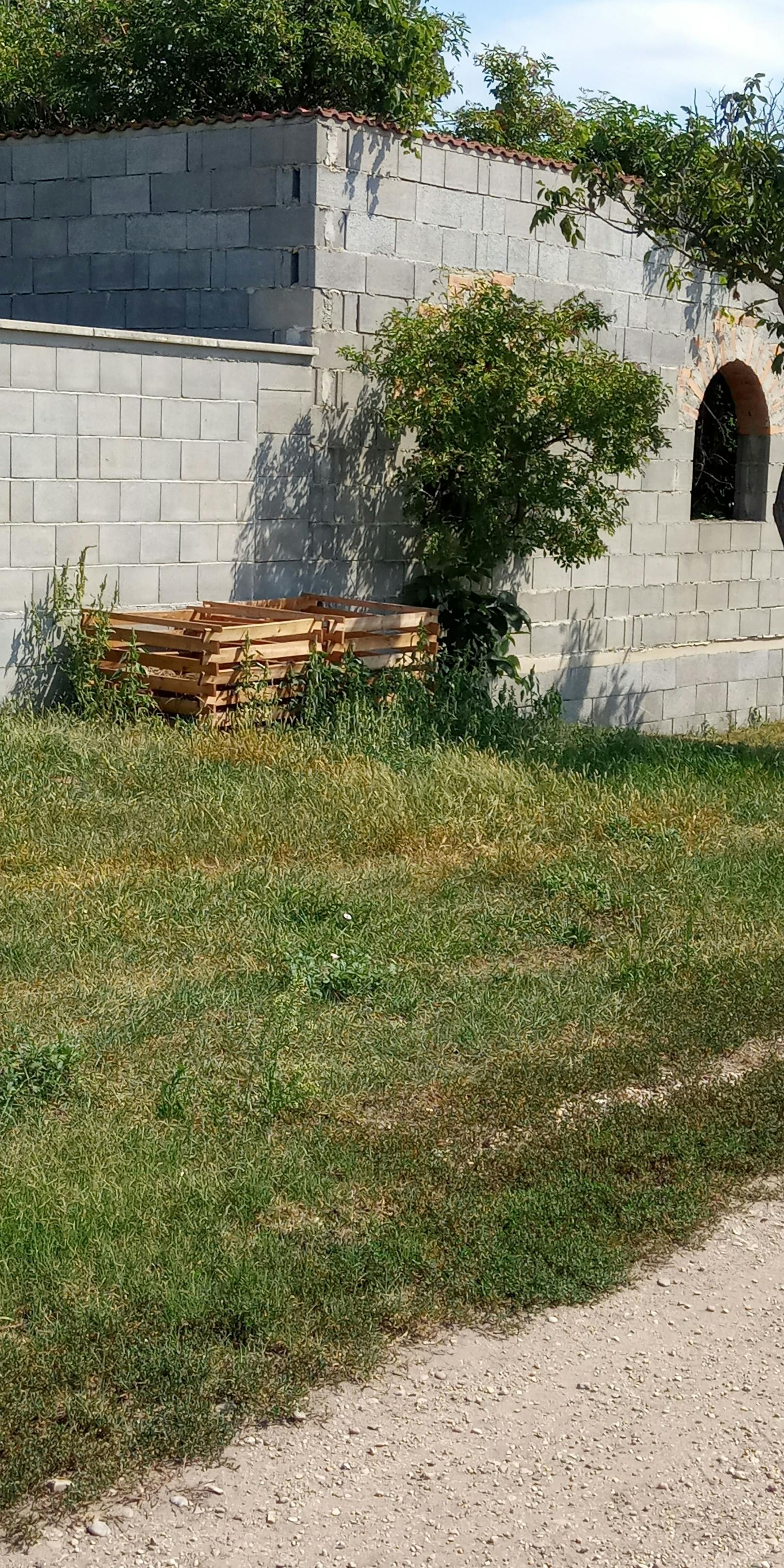 Die beiden Kisten für den Grünschnitt des Nachbarn
