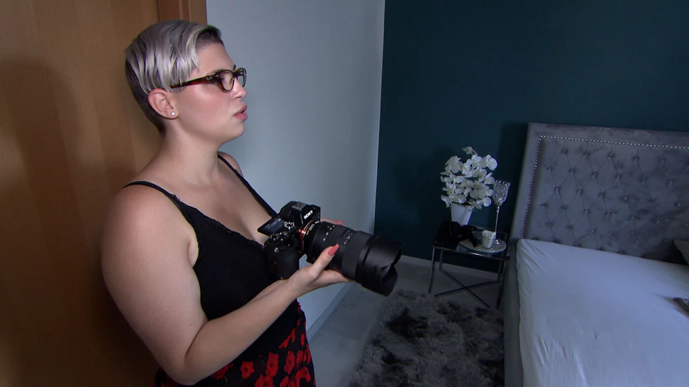 <strong>Alice</strong>prüft noch ein letztes Mal Equipment und Ausstattung für ihren Erotik-Clip, doch die Action vor der Kamera bleibt aus.