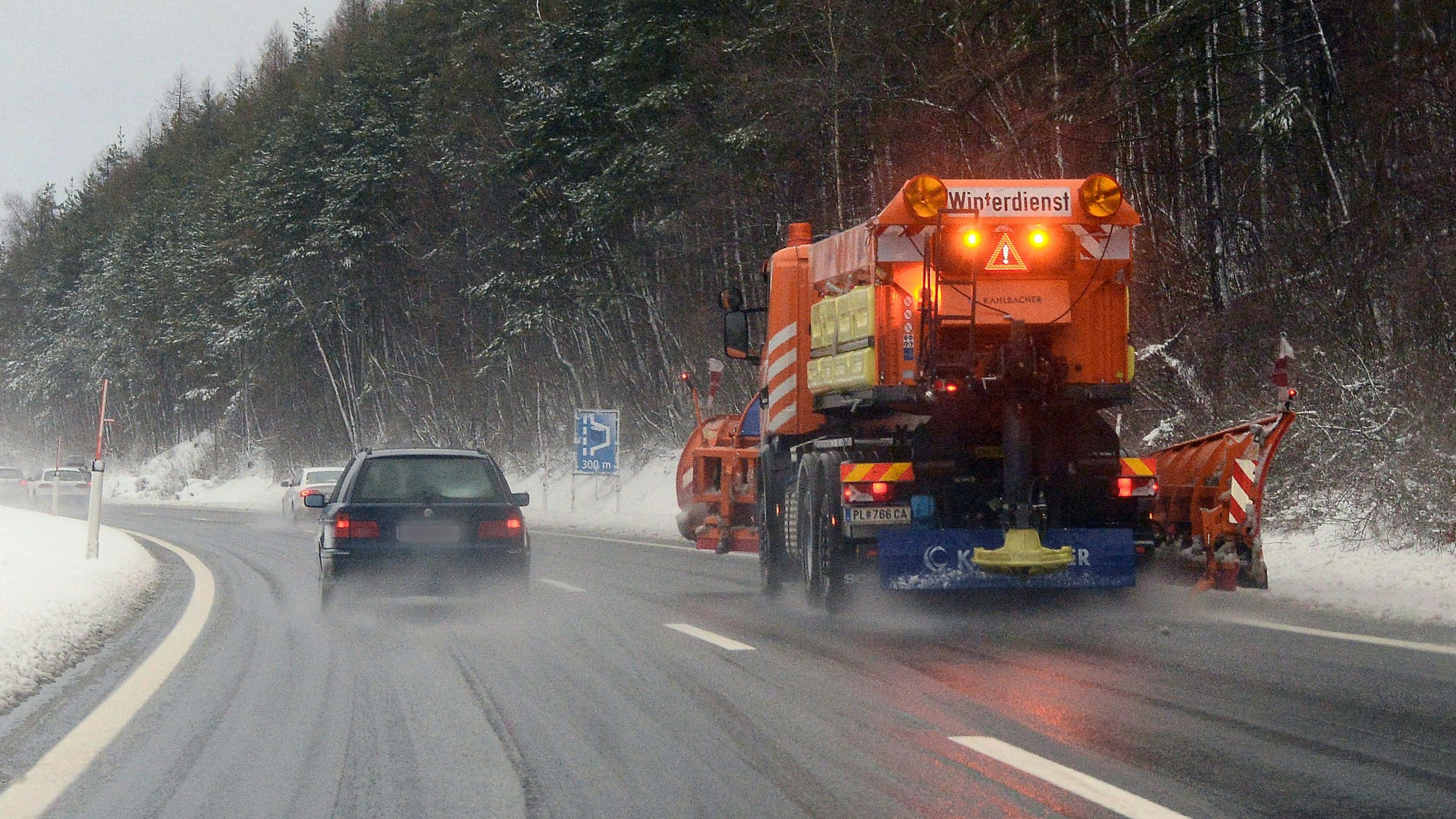 Winterlicher Straßenverhältnisse auf der Wiener Außenring Autobahn (A21). Archivbild