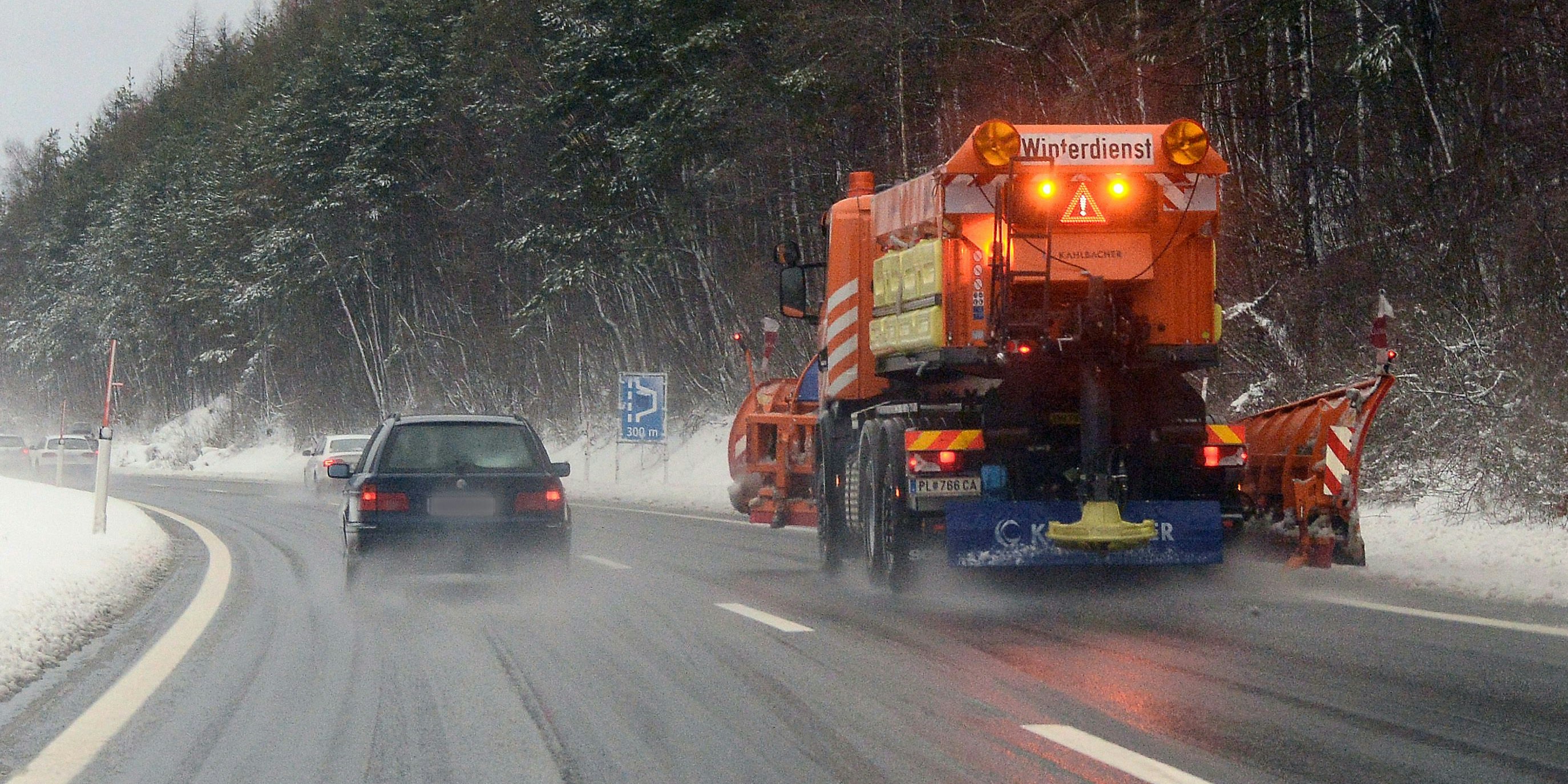 Winterlicher Straßenverhältnisse auf der Wiener Außenring Autobahn (A21). Archivbild