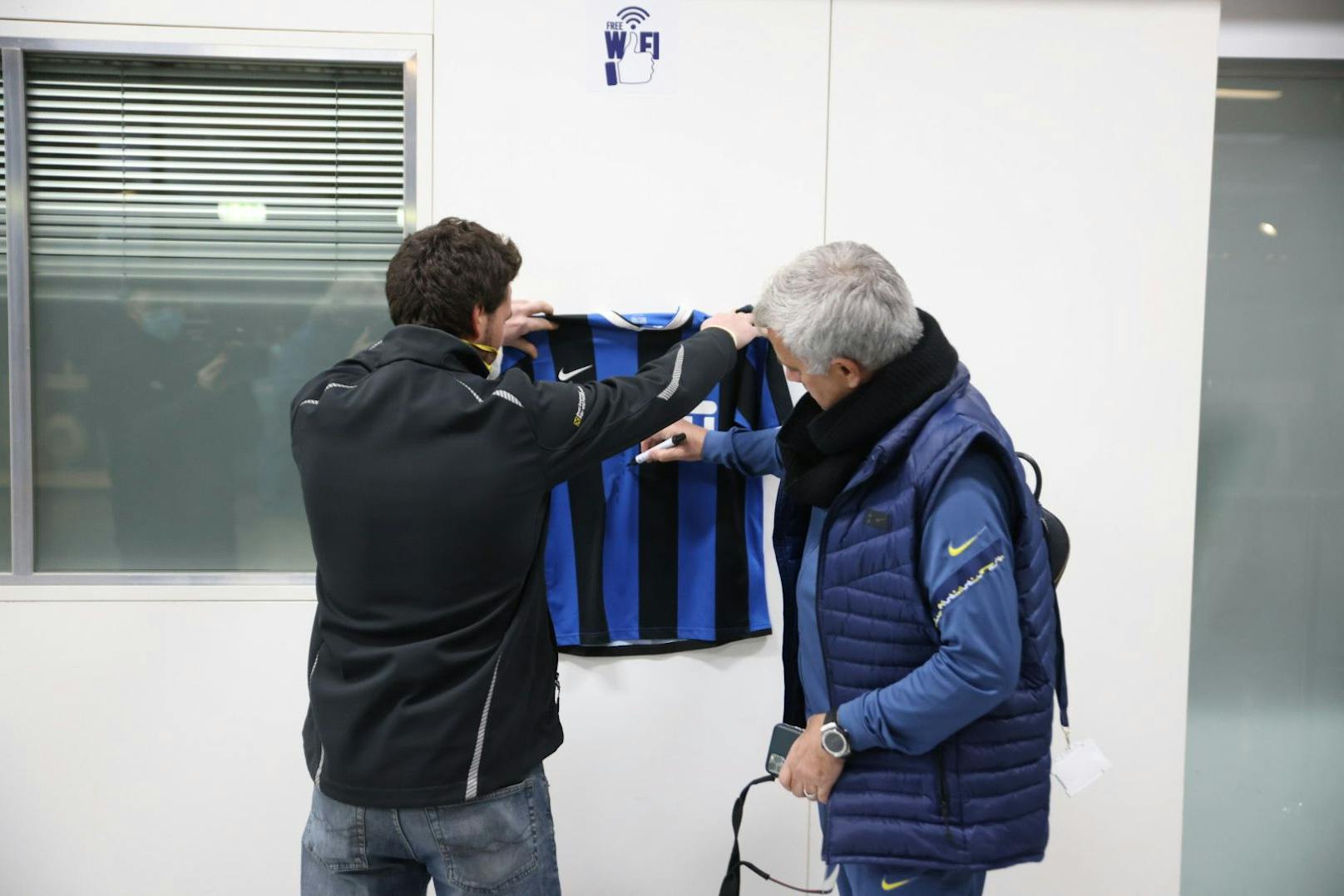 Mourinho hatte sogar Zeit für ein Autogramm.