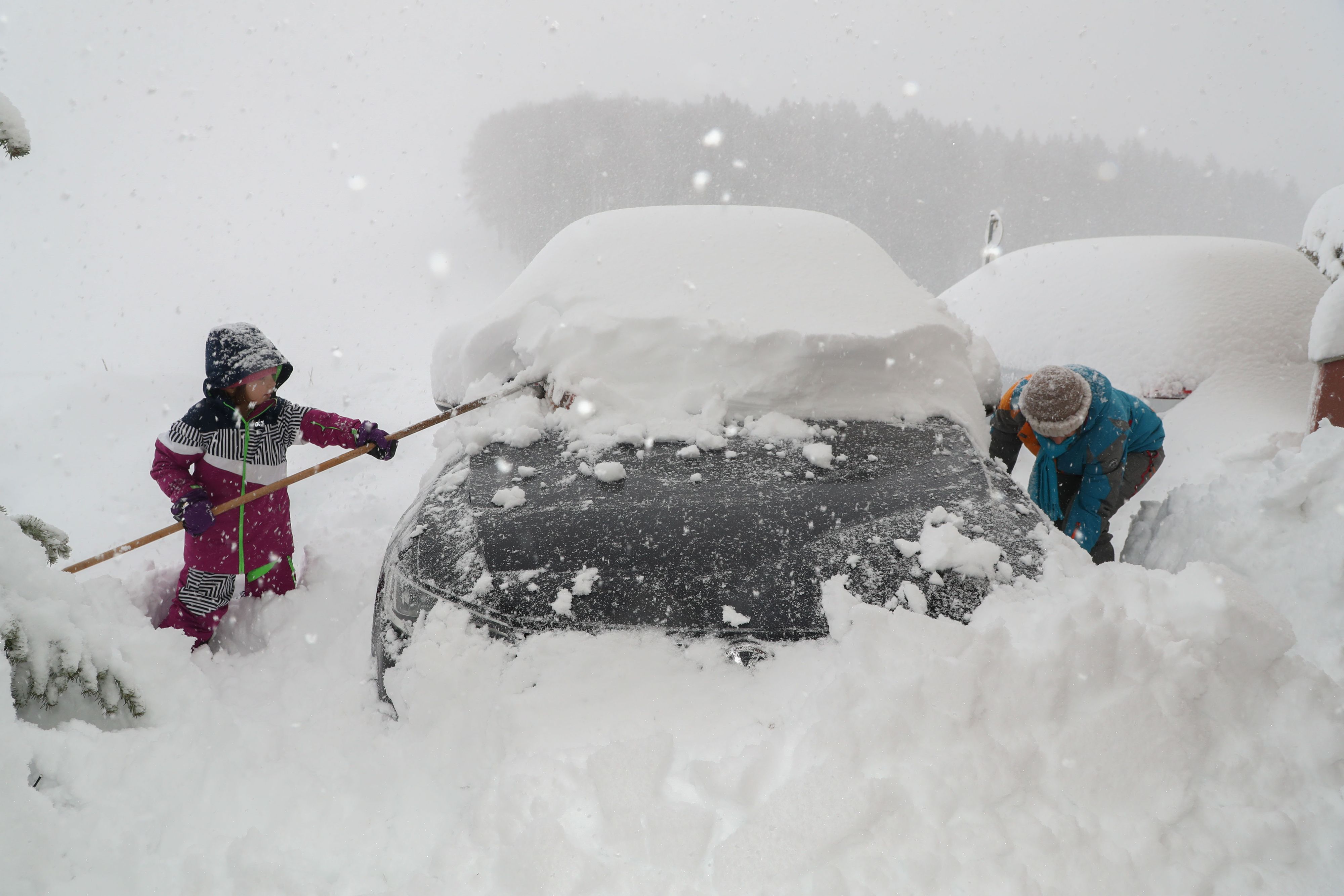 Massive Neuschneemengen stellen Autofahrer vor Probleme. Archivbild