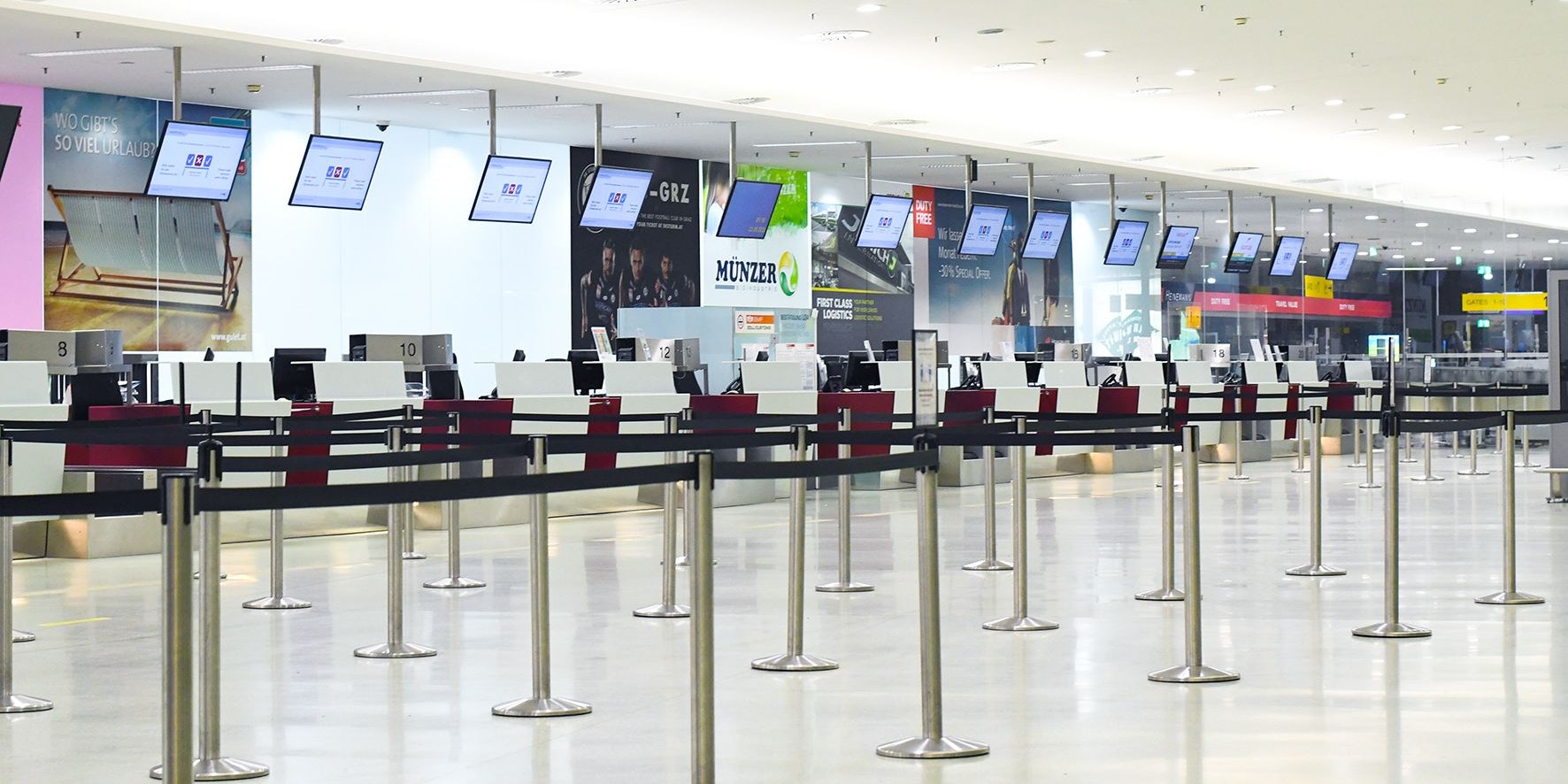 Download von www.picturedesk.com am 02.12.2020 (14:51).  23.08.2020, Steiermark, AUT, Fototermin, Themenbild, Airport Graz, im Bild leerer Check in-Bereich im Flughafen Graz, keine Fluggäste aufgrund Covid-19, Österreich, PhotoCredit Johanna Schlosser - 20200823_PD8505 - Rechteinfo: Rights Managed (RM)