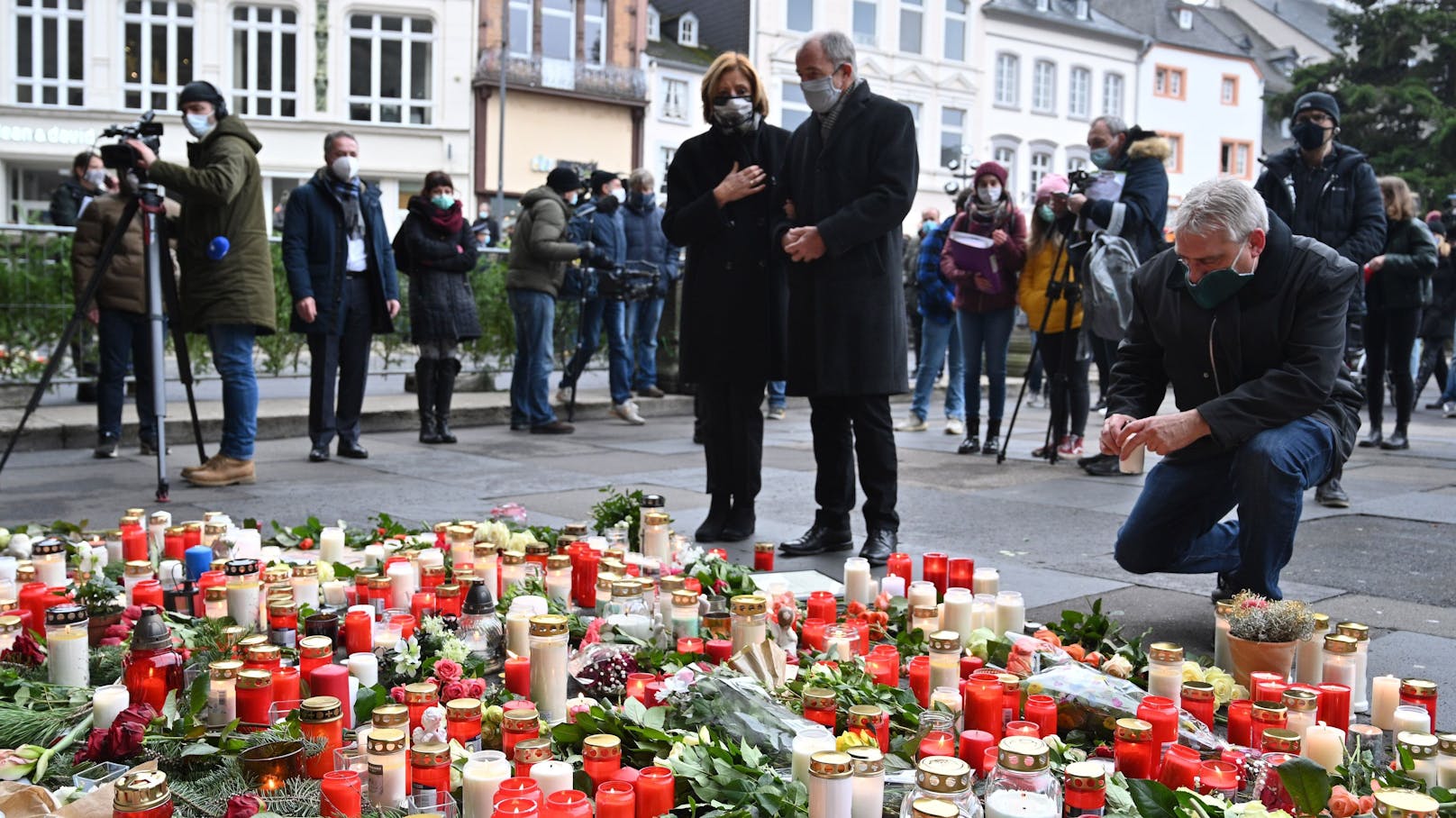 Zahlreiche Kerzen und Blumen an dem früheren römischen Stadttor erinnerten am Mittwoch an die 5 Toten und 14 Verletzten.