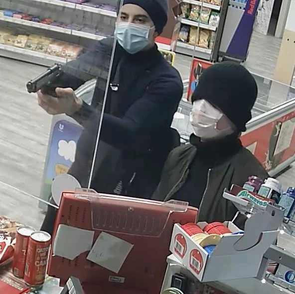 Die Polizei sucht diese beiden Männer.