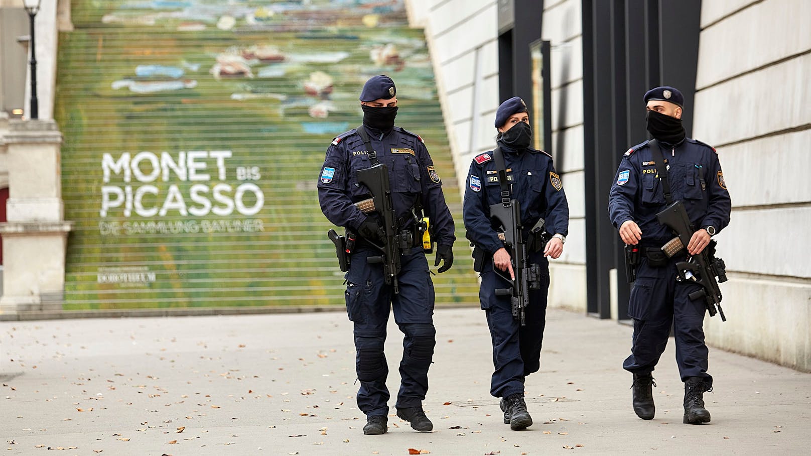 Schwer bewaffnete Polizisten vor der Albertina in Wien