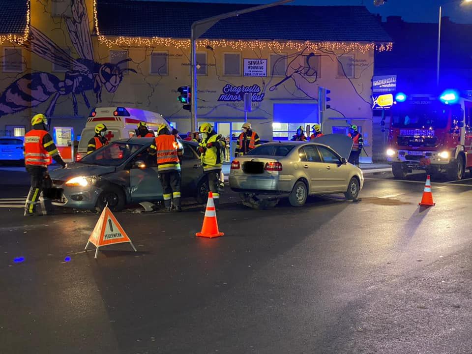In Pischelsdorf kam es am Mittwochnachmittag zu einem Verkehrsunfall. Dabei wurden zwei Lenkerinnen verletzt.