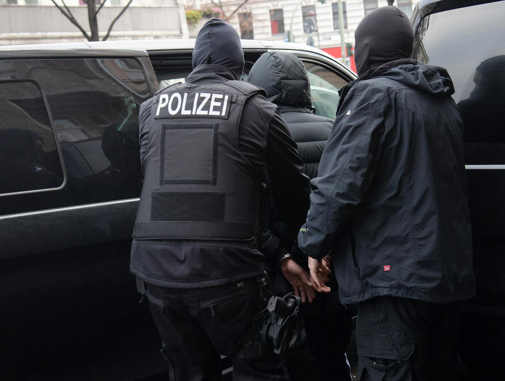 Deutsche Polizeibeamte während einer Festnahme. Symbolbild