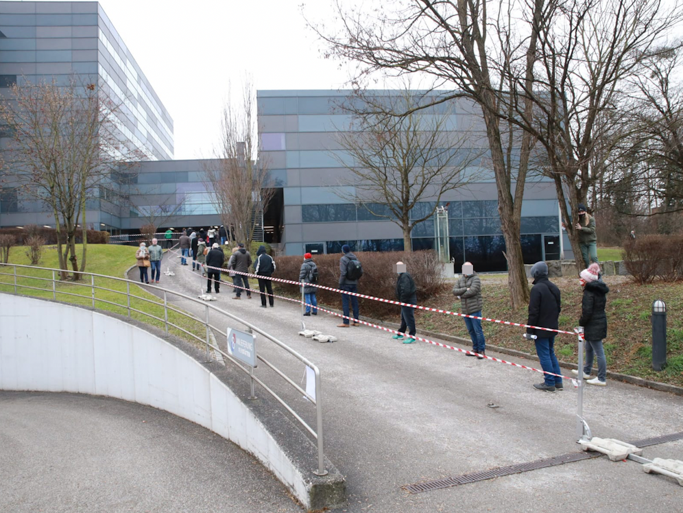 Schon gegen 9 Uhr hatte sich in Linz eine lange Warteschlange gebildet.