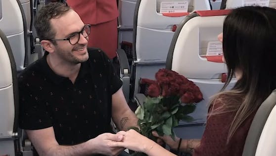 AUA-Passagier Peter machte seiner Nina 12.000 Meter über dem Erdboden einen Antrag.