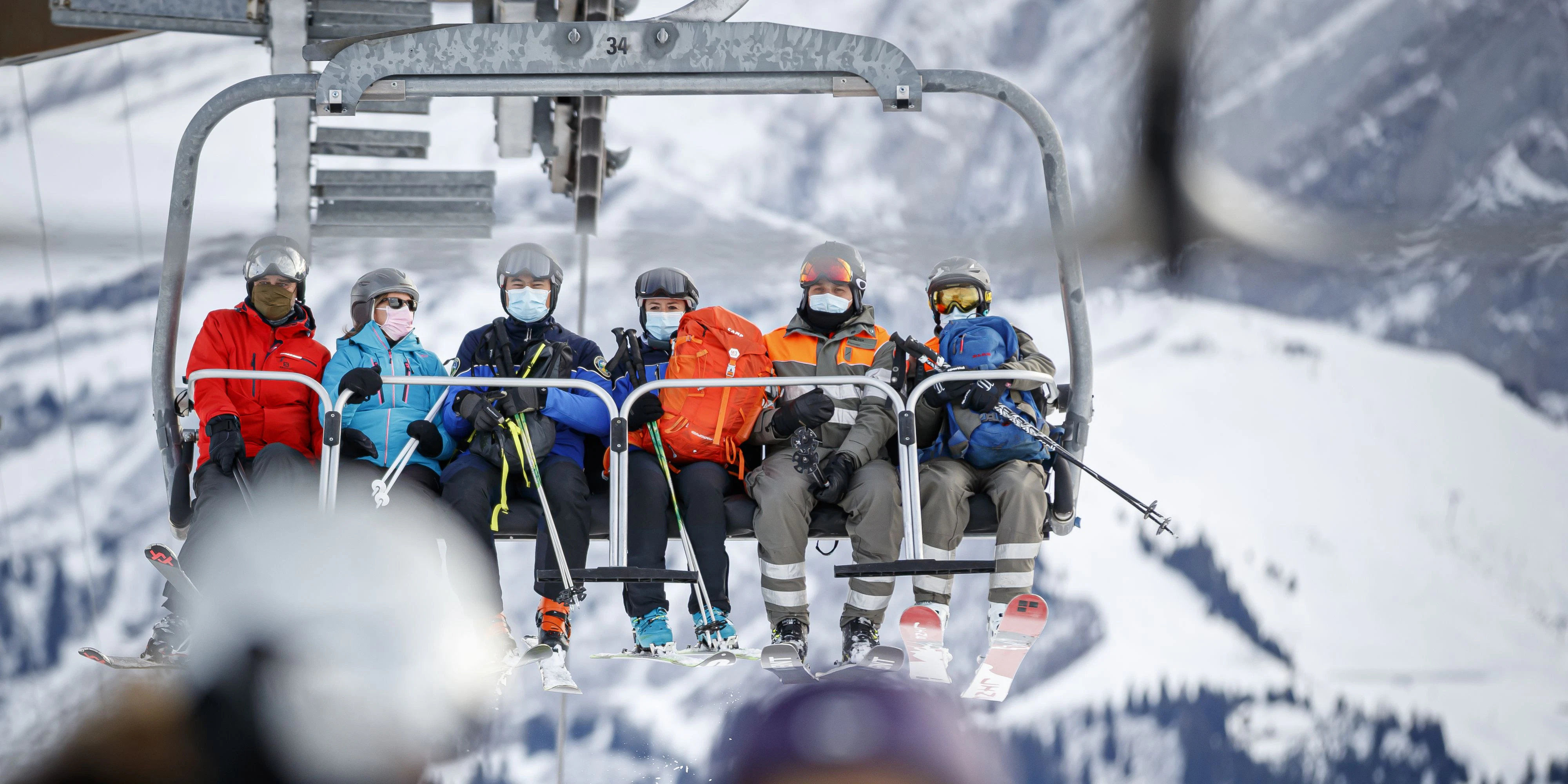 Maske am Ski-Lift, hier allerdings keine FFP2