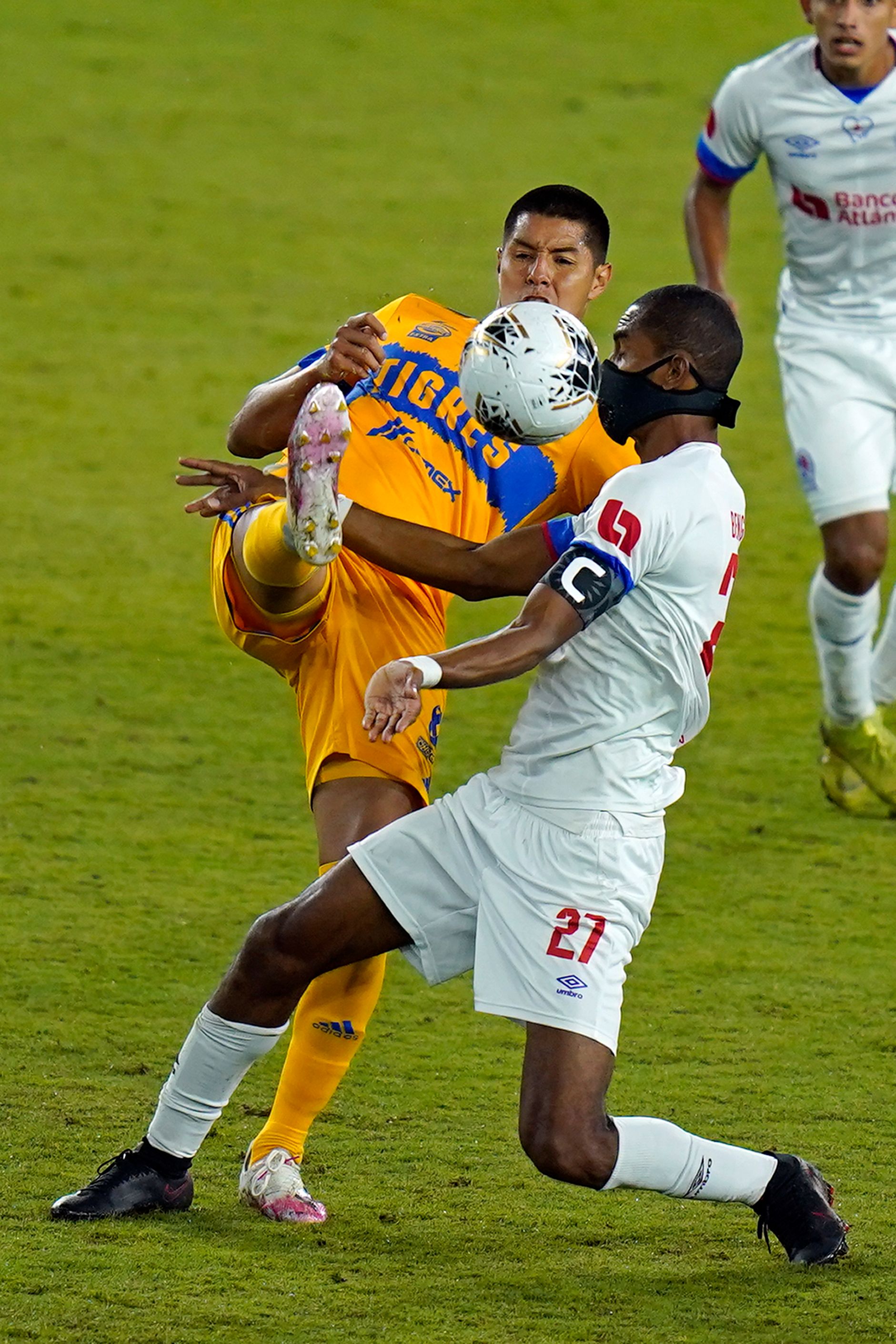Jerry Bengtson spielt nur noch mit Mund-Nasen-Schutz.
