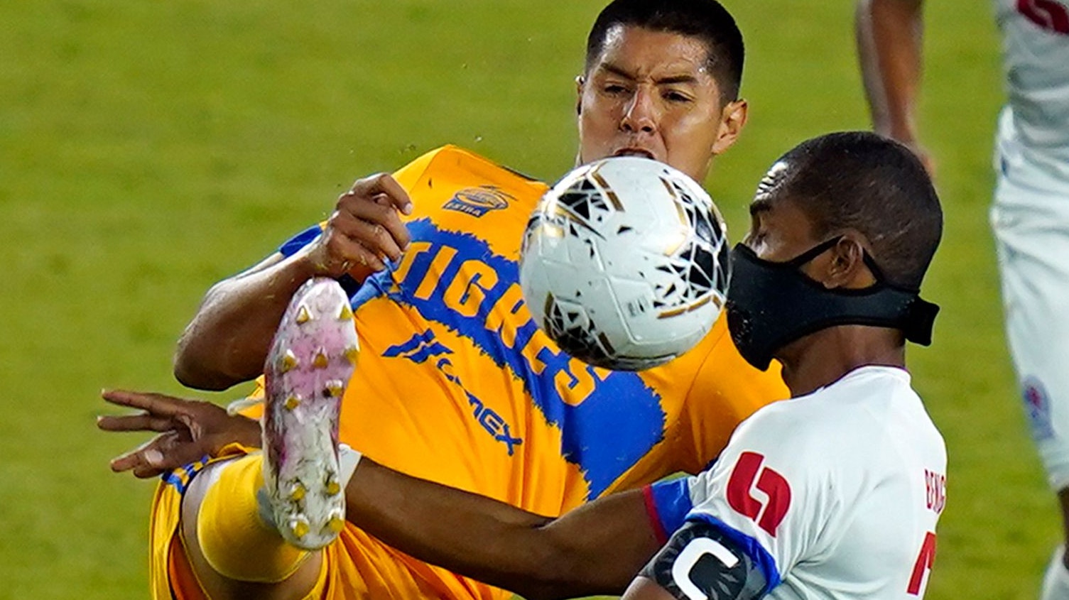 Jerry Bengtson spielt nur noch mit Mund-Nasen-Schutz.