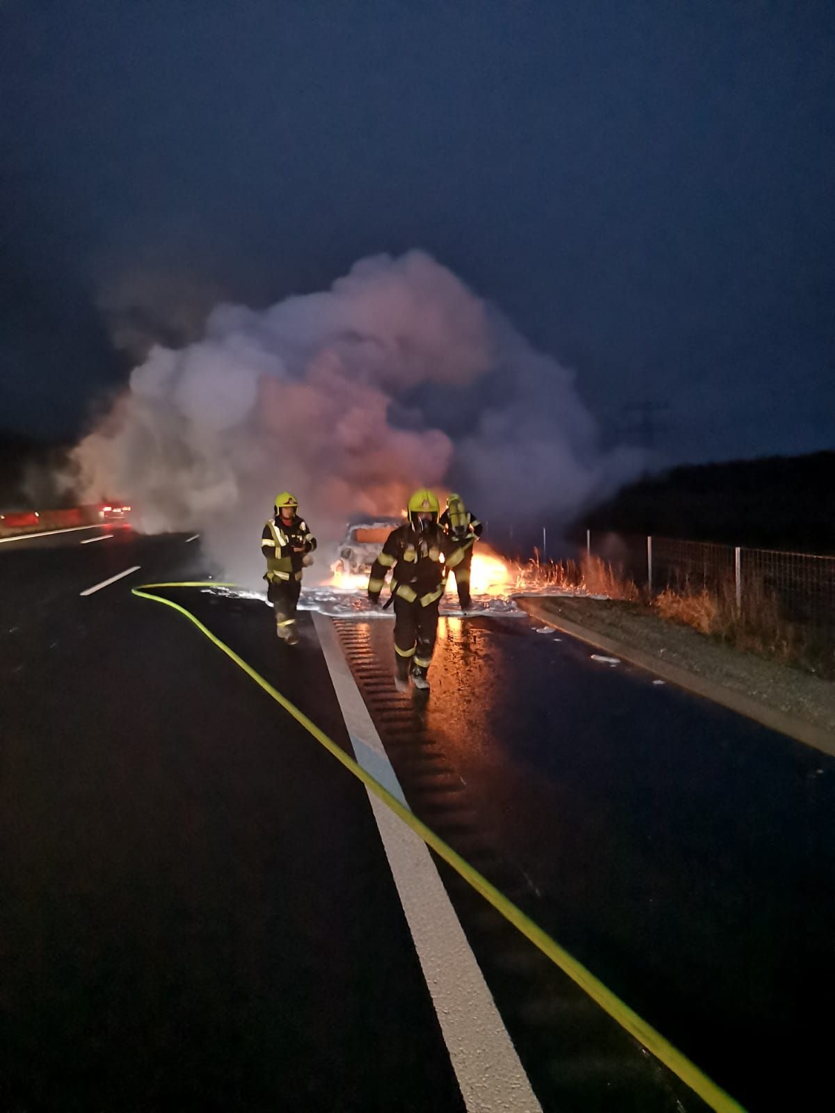 Die Feuerwehr im Löscheinsatz.