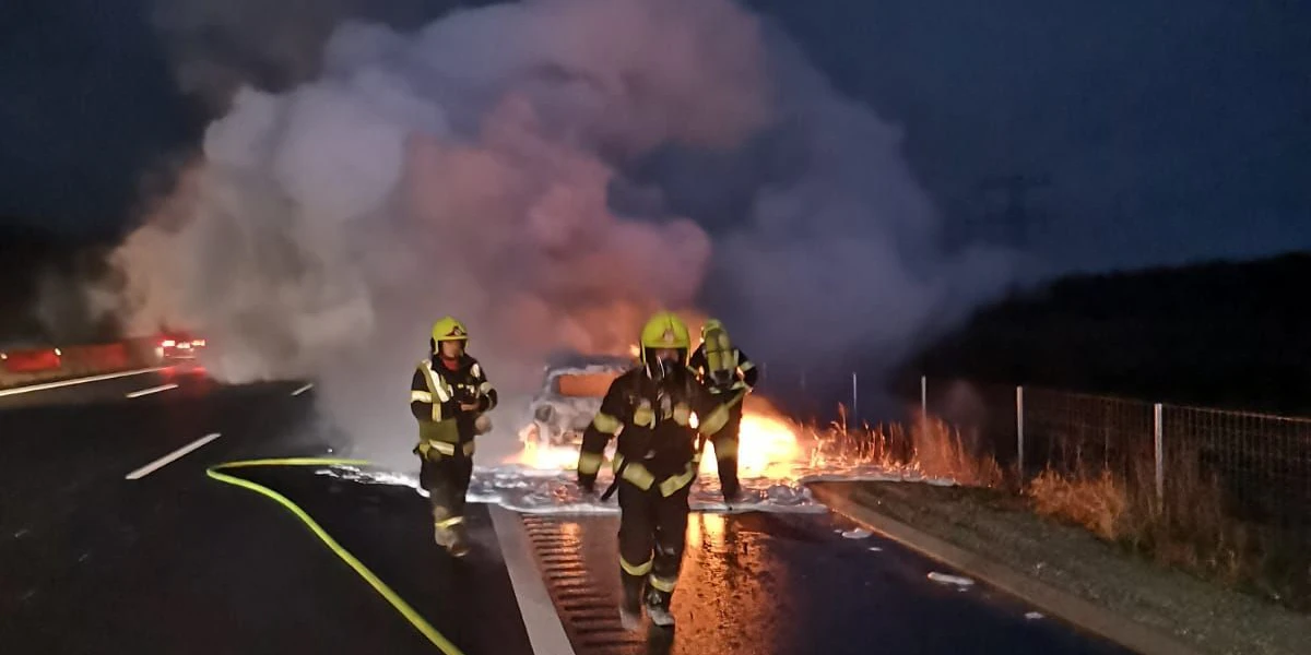 Die Feuerwehr im Löscheinsatz.