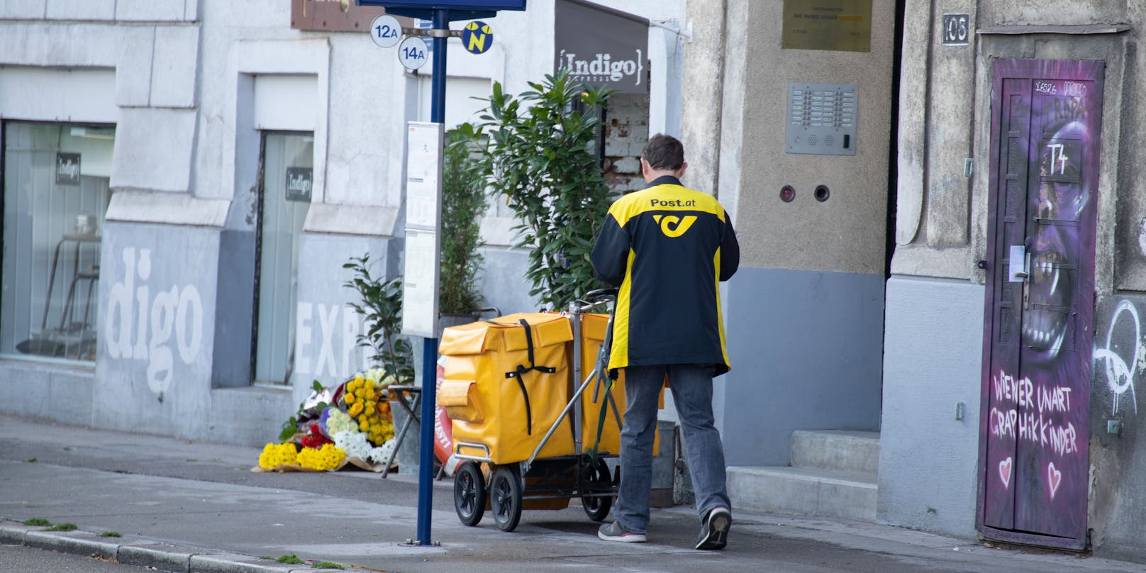 Ein Briefzusteller in Wien